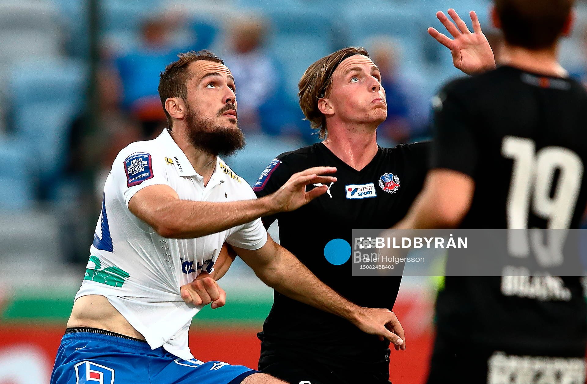 Helsingborgs Carl Johansson drar i tröjan på Norrköpings
