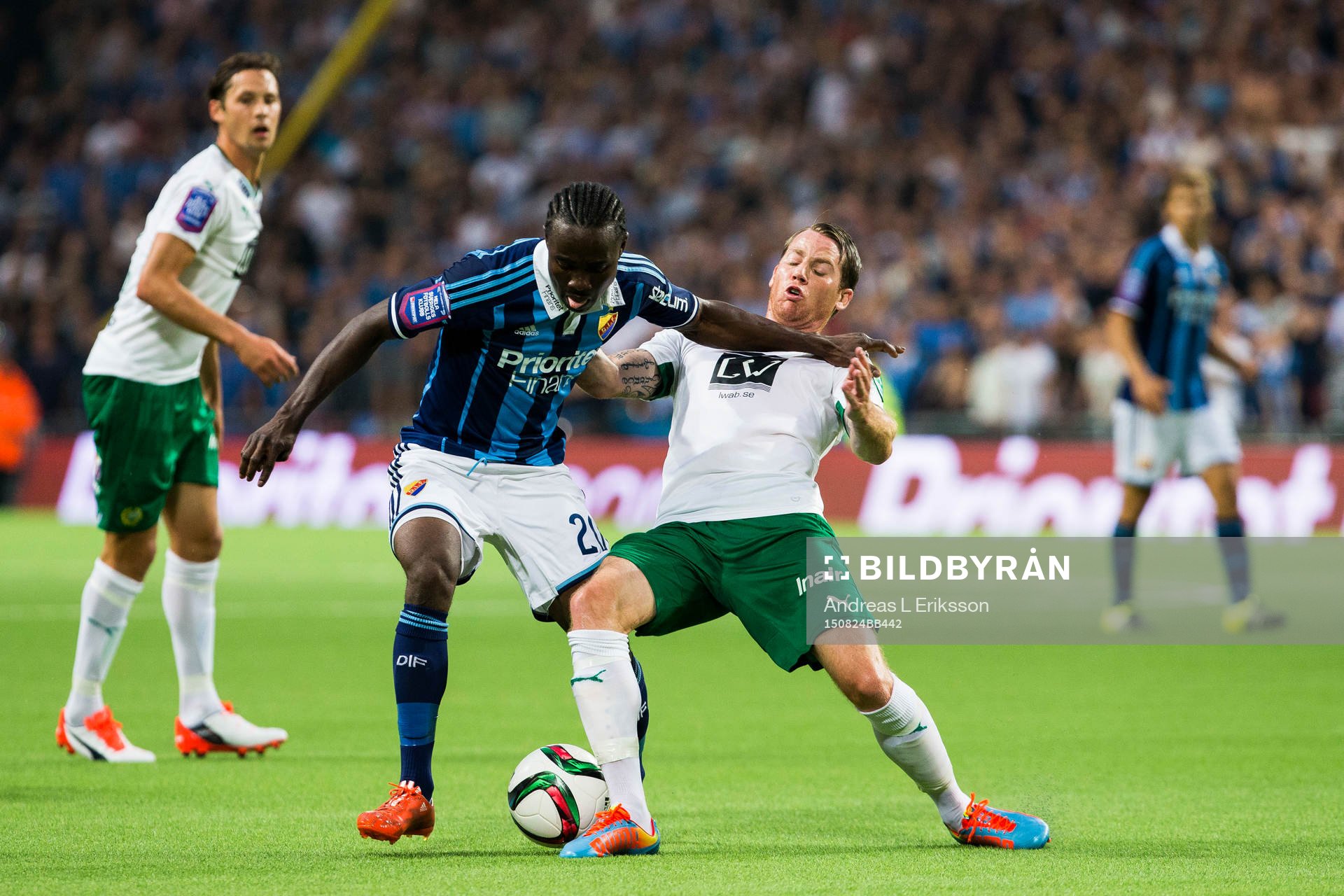 Djurgårdens Sam Johnson i kamp om bollen med Hammarbys