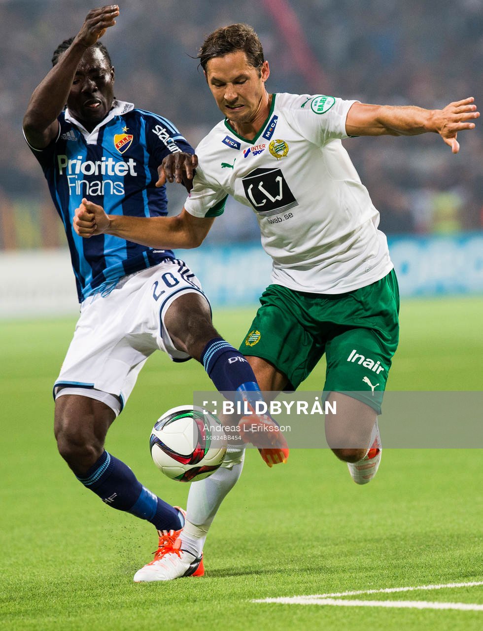 Djurgårdens Sam Johnson i kamp om bollen med Hammarbys