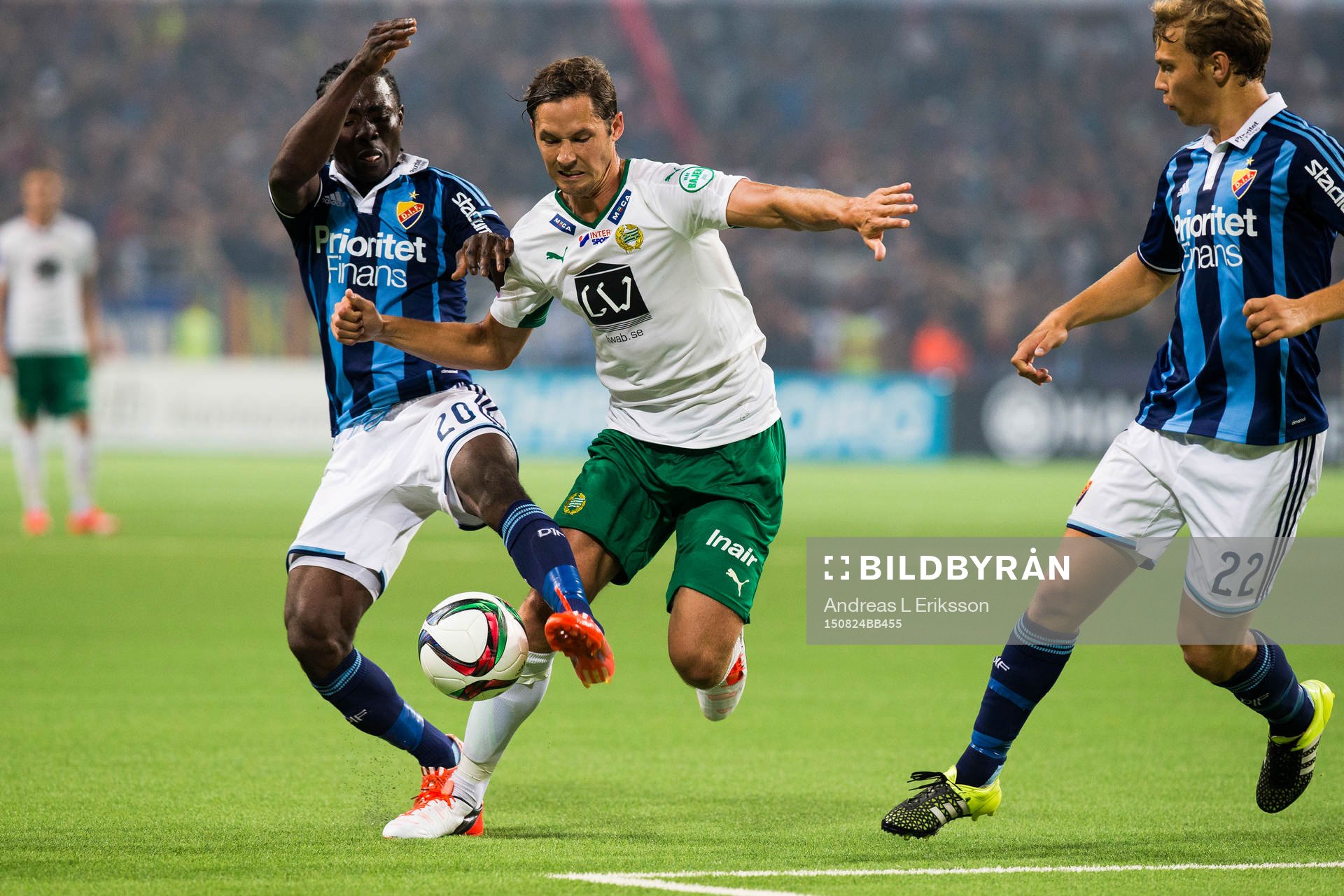 Djurgårdens Sam Johnson i kamp om bollen med Hammarbys