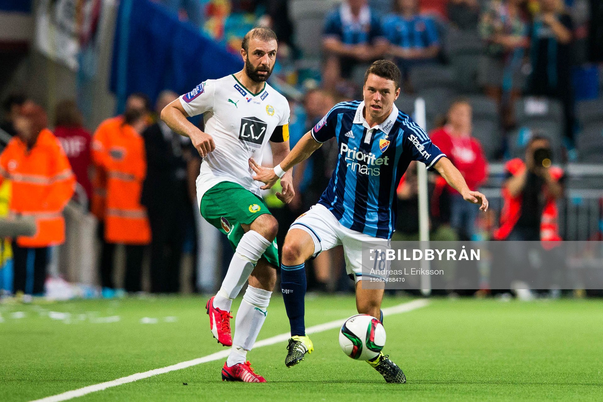 Hammarbys Kennedy Bakircioglu i kamp om bollen med