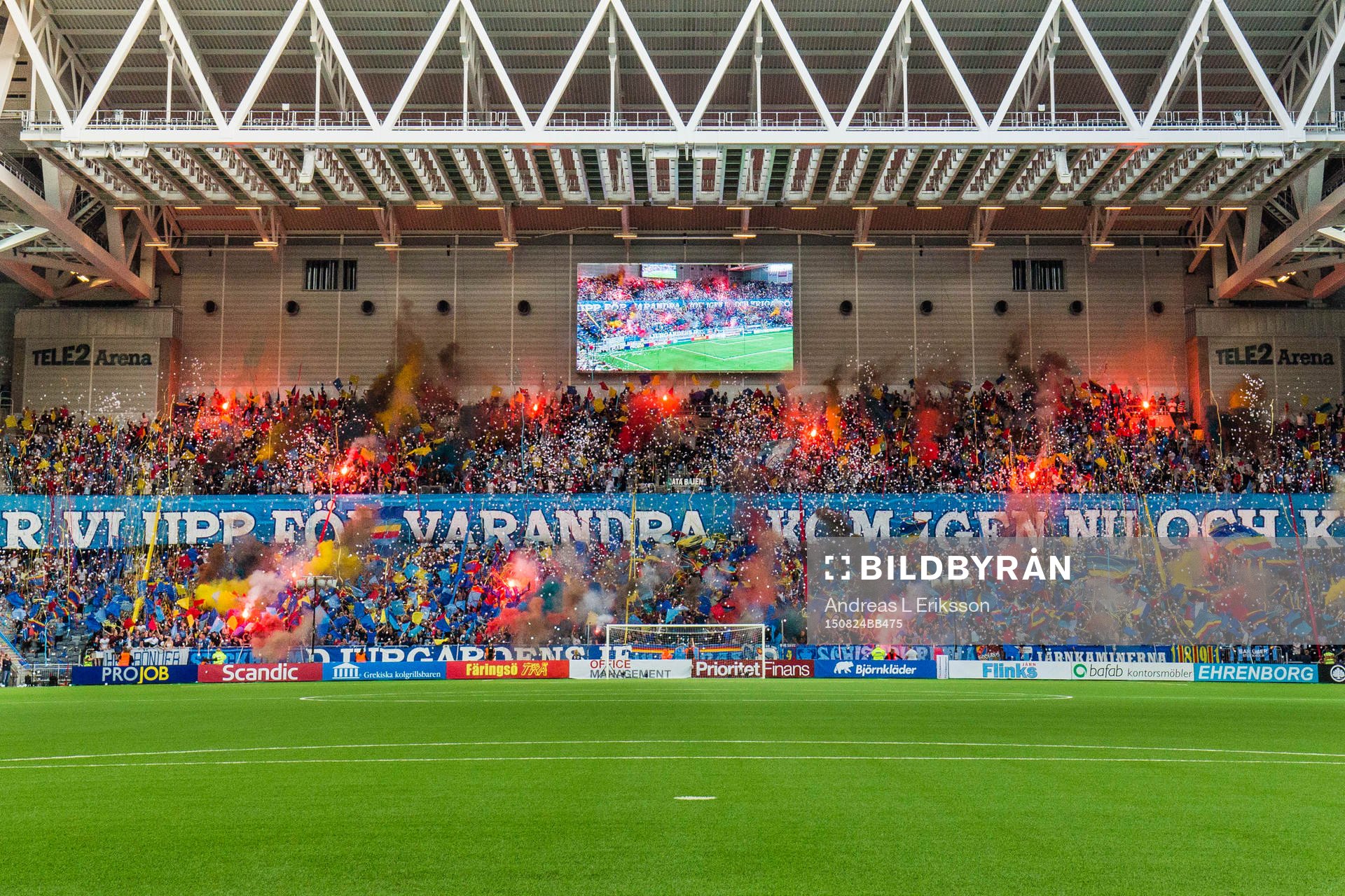 Djurgårdens supportrar med ett TIFO innan fotbollsmatchen
