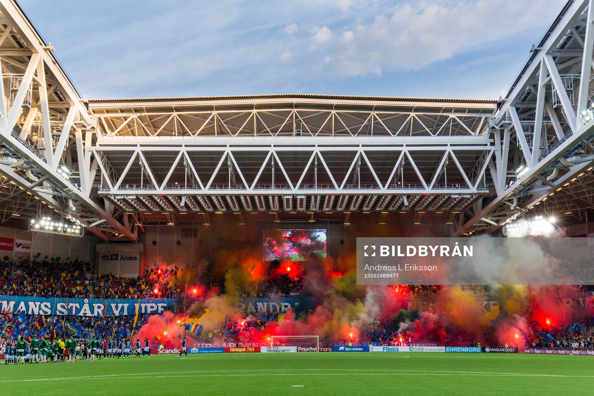 Djurgårdens supportrar med ett TIFO innan fotbollsmatchen