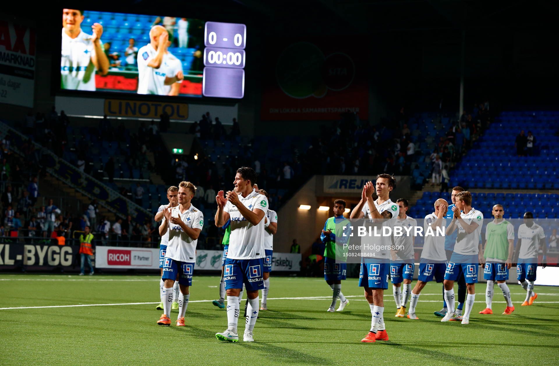 Norrköping tackar publiken under fotbollsmatchen i Allsvenskan mellan Norrköping och Helsingborg den 24 augusti 2015 i Norrköping.