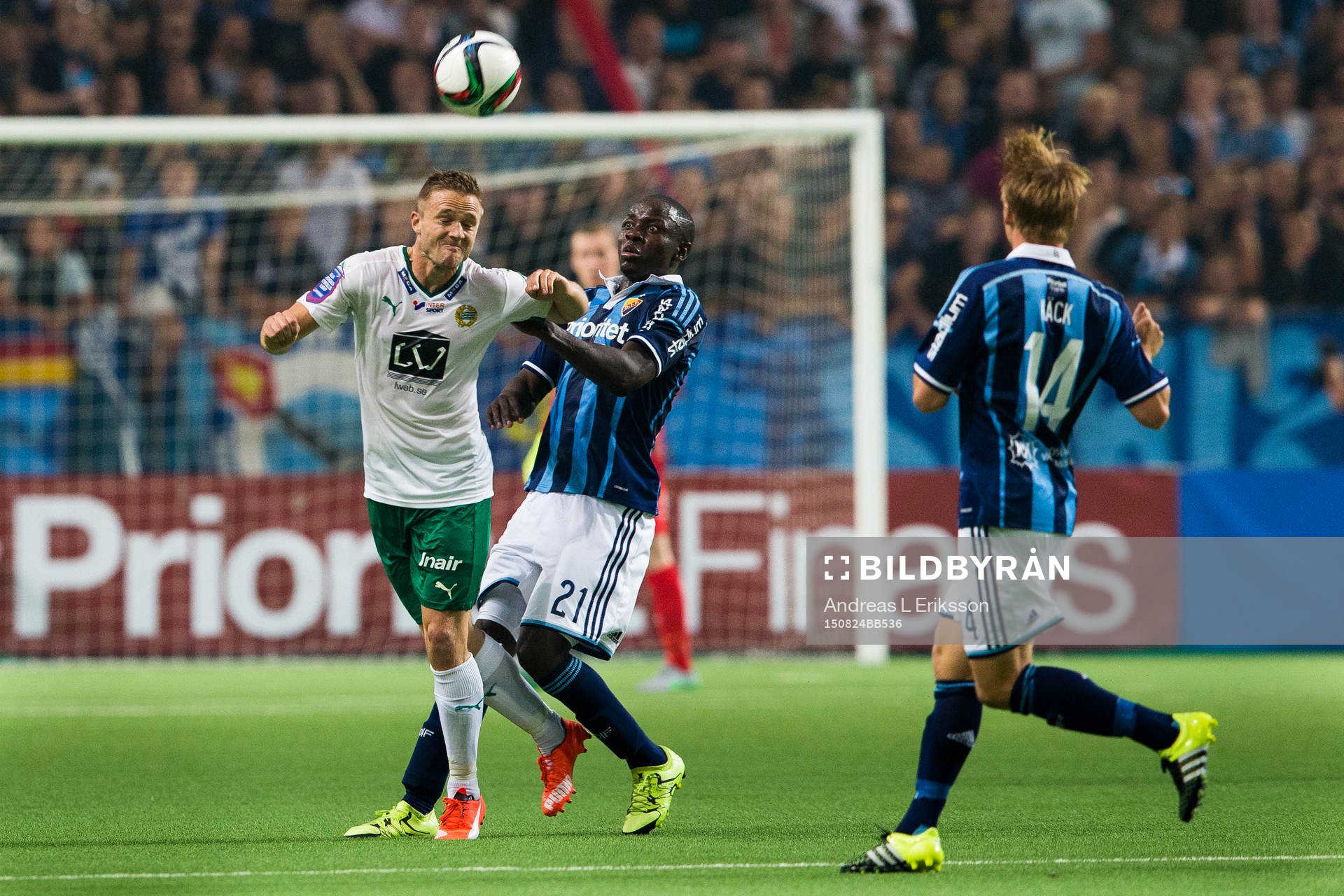 Hammarbys Mats Solheim i kamp om bollen med Djurgårdens