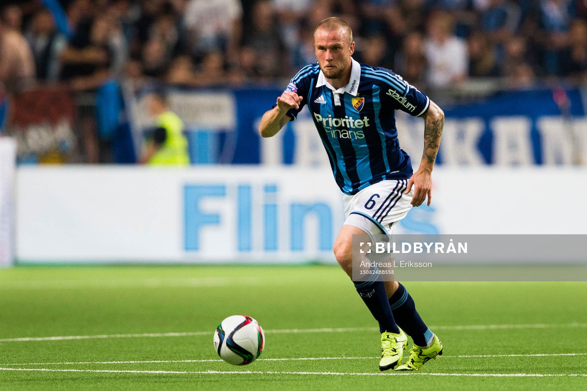 Djurgårdens Alexander Faltsetas med bollen