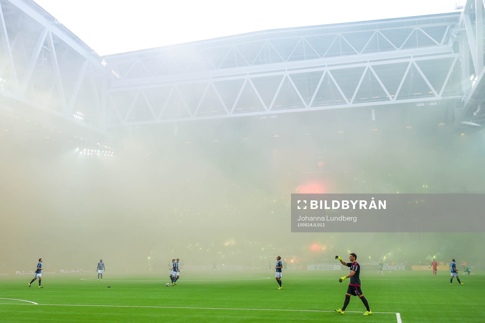 Tele2 arena fylld med rök från bengaleld före
