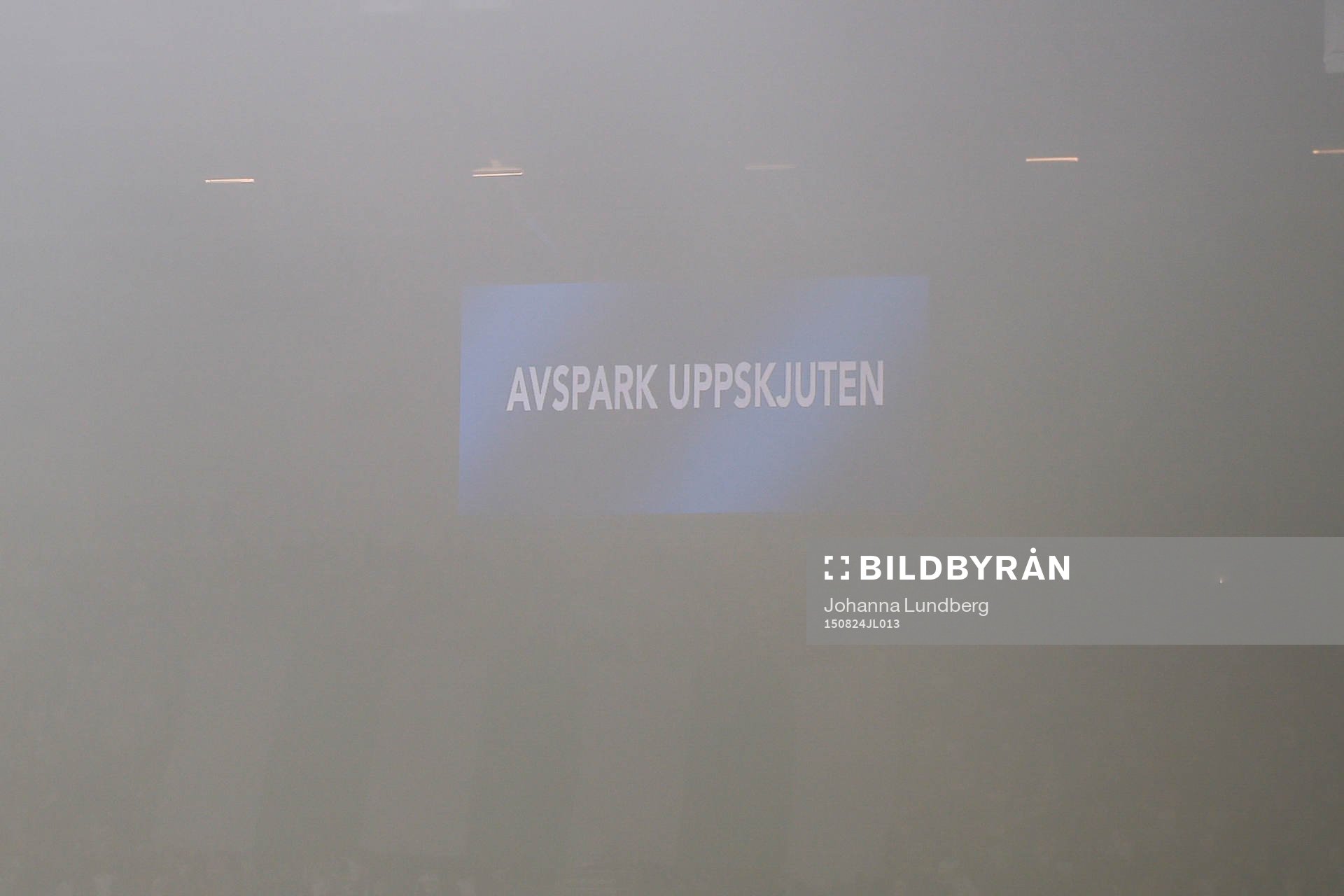 Skylt med texten AVSPARK UPPSKJUTEN före fotbollsmatchen i