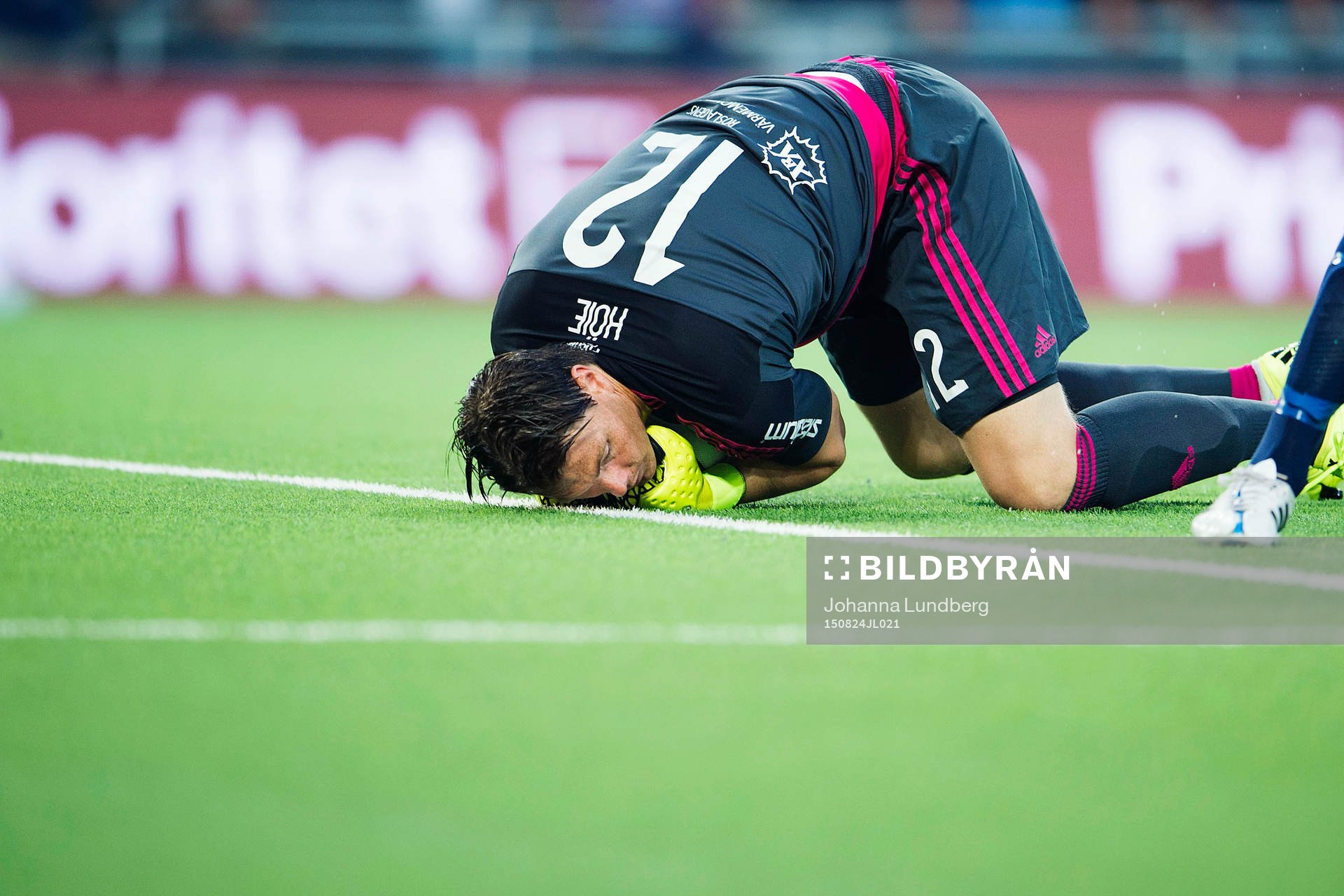 Djurgårdens målvakt Kenneth Høie med en räddning