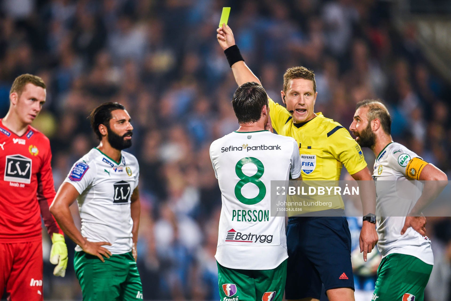 Domaren Martin Strömbergsson ger Hammarbys Stefan Batan en