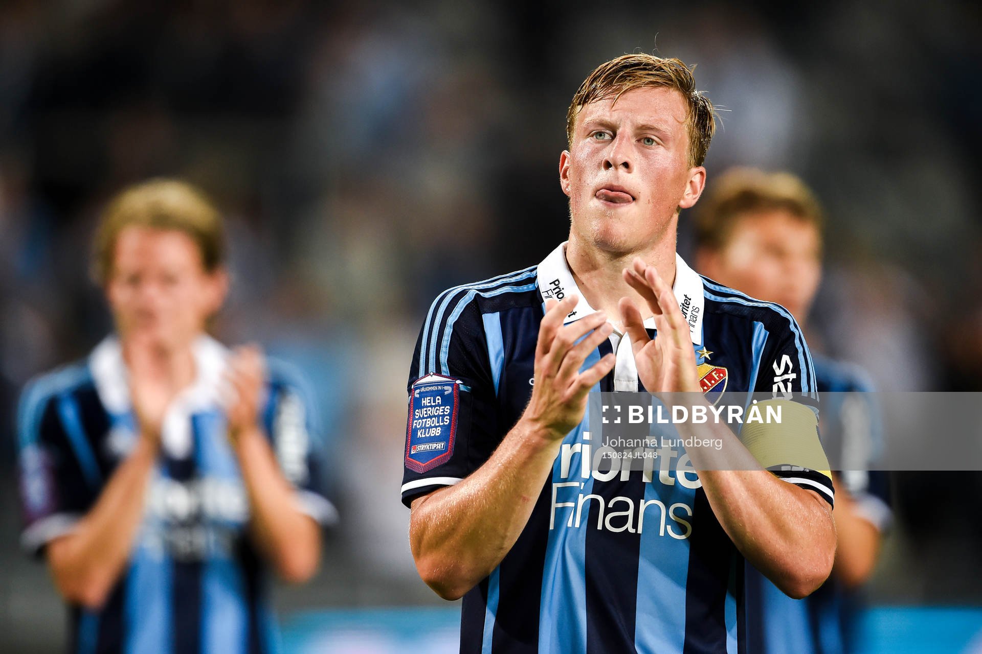 Djurgårdens Emil Bergström tackar publiken efter fotbollsmatchen i Allsvenskan mellan Djurgården och Hammarby den 24 augusti 2015 i Stockholm.