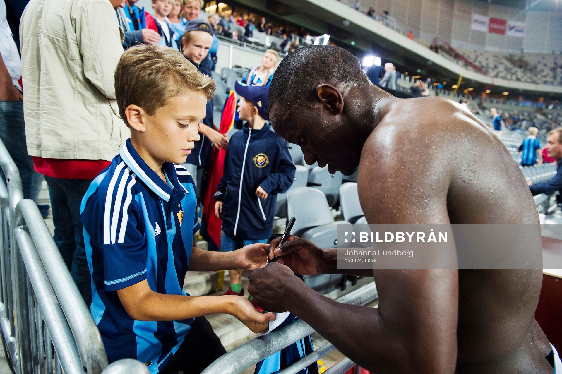 Djurgårdens Nyasha Mushekwi skriver autografer efter fotbollsmatchen i Allsvenskan mellan Djurgården och Hammarby den 24 augusti 2015 i Stockholm.