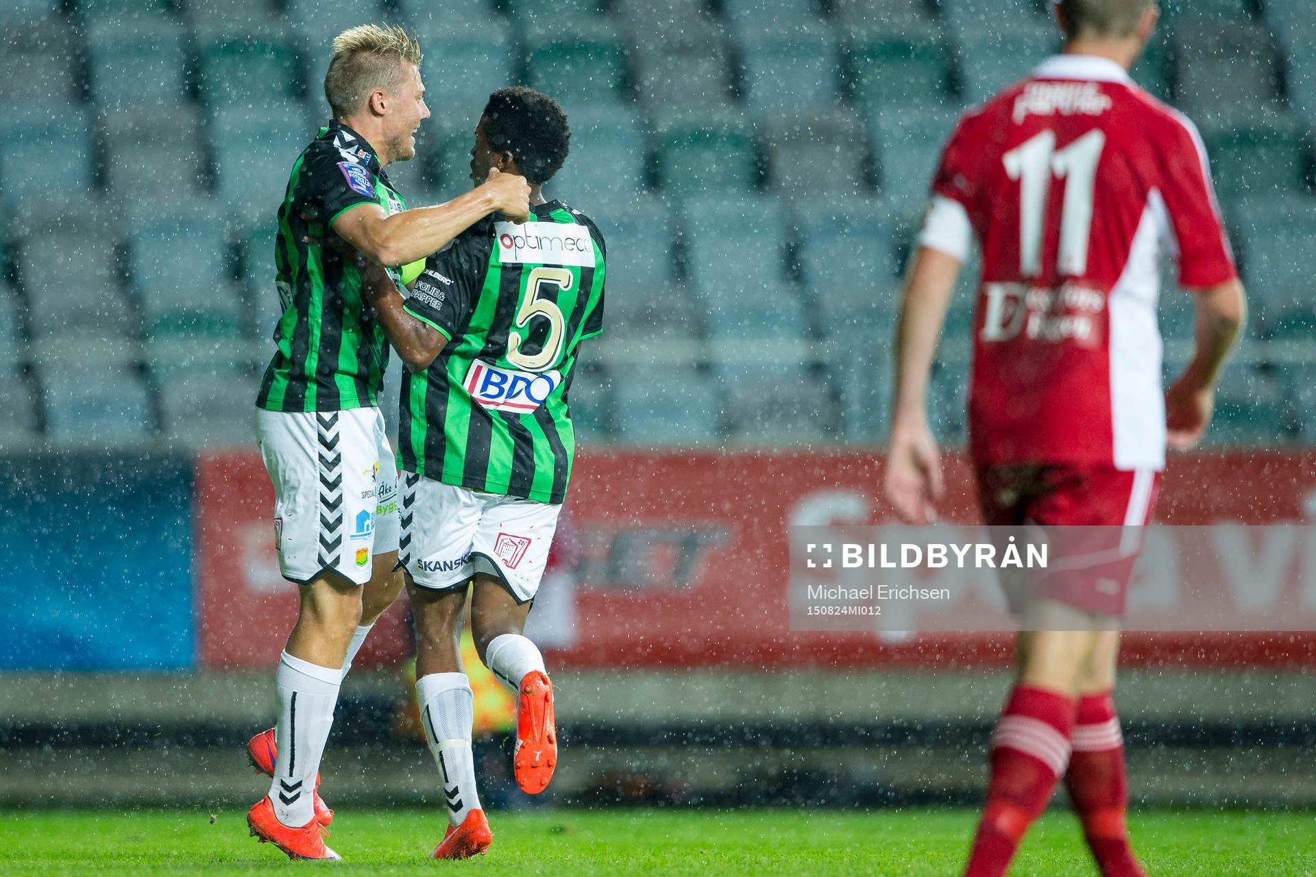GAIS Patrik Ingelsten jublar ihop med 1-1 målskytten Luther Singh under fotbollsmatchen i Superettan mellan GAIS och Degerfors den 24 augusti 2015 i Göteborg.