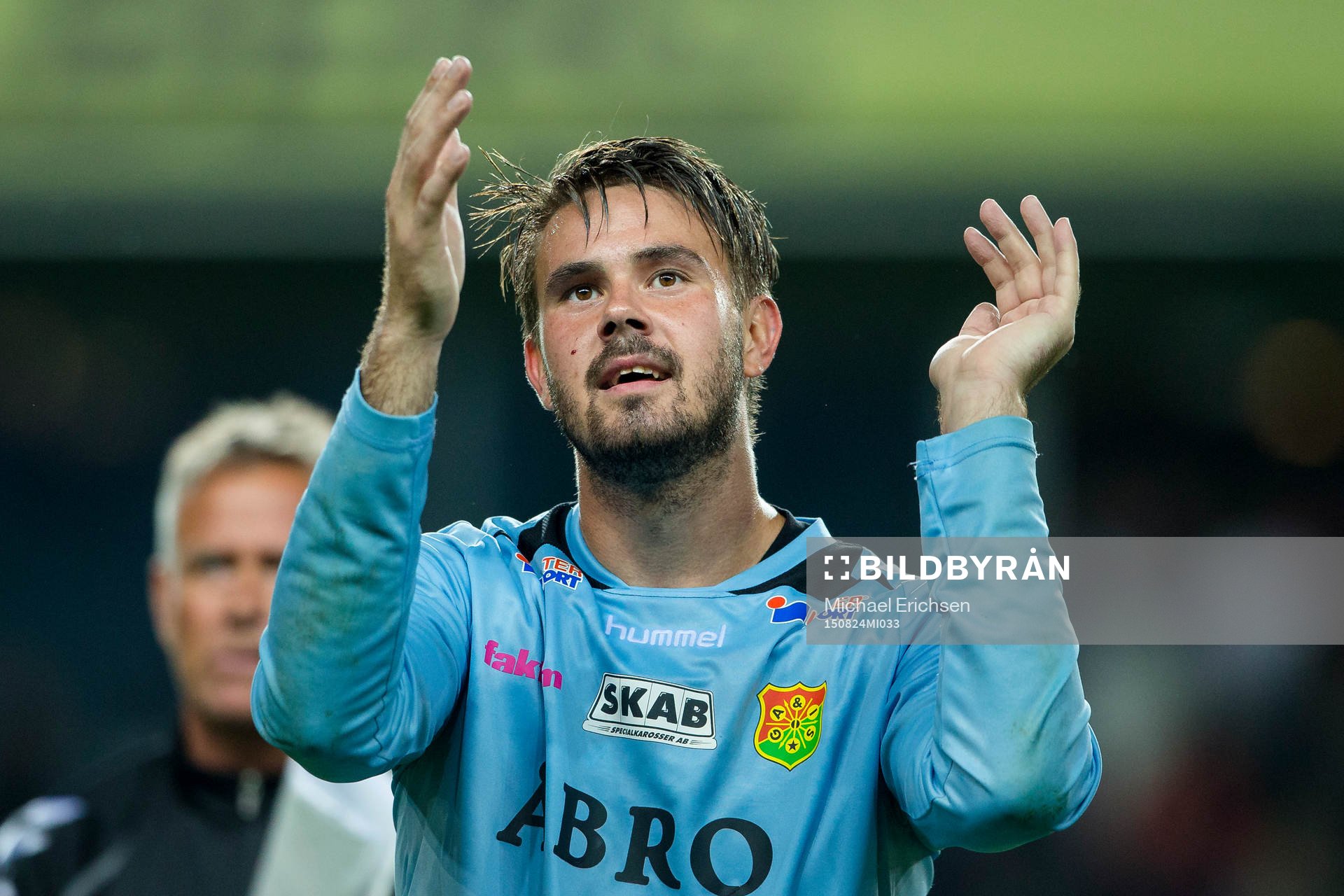GAIS målvakt Tommi Vaiho tackar klacken