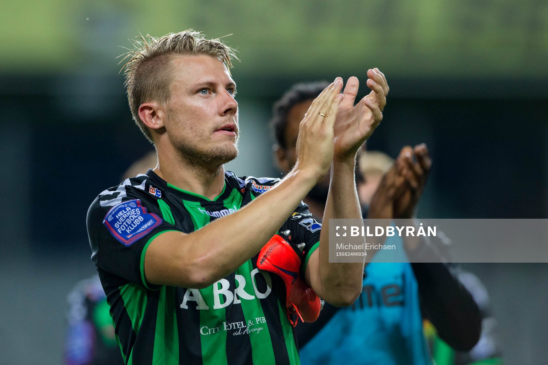 GAIS lagkapten Patrik Ingelsten tackar klacken