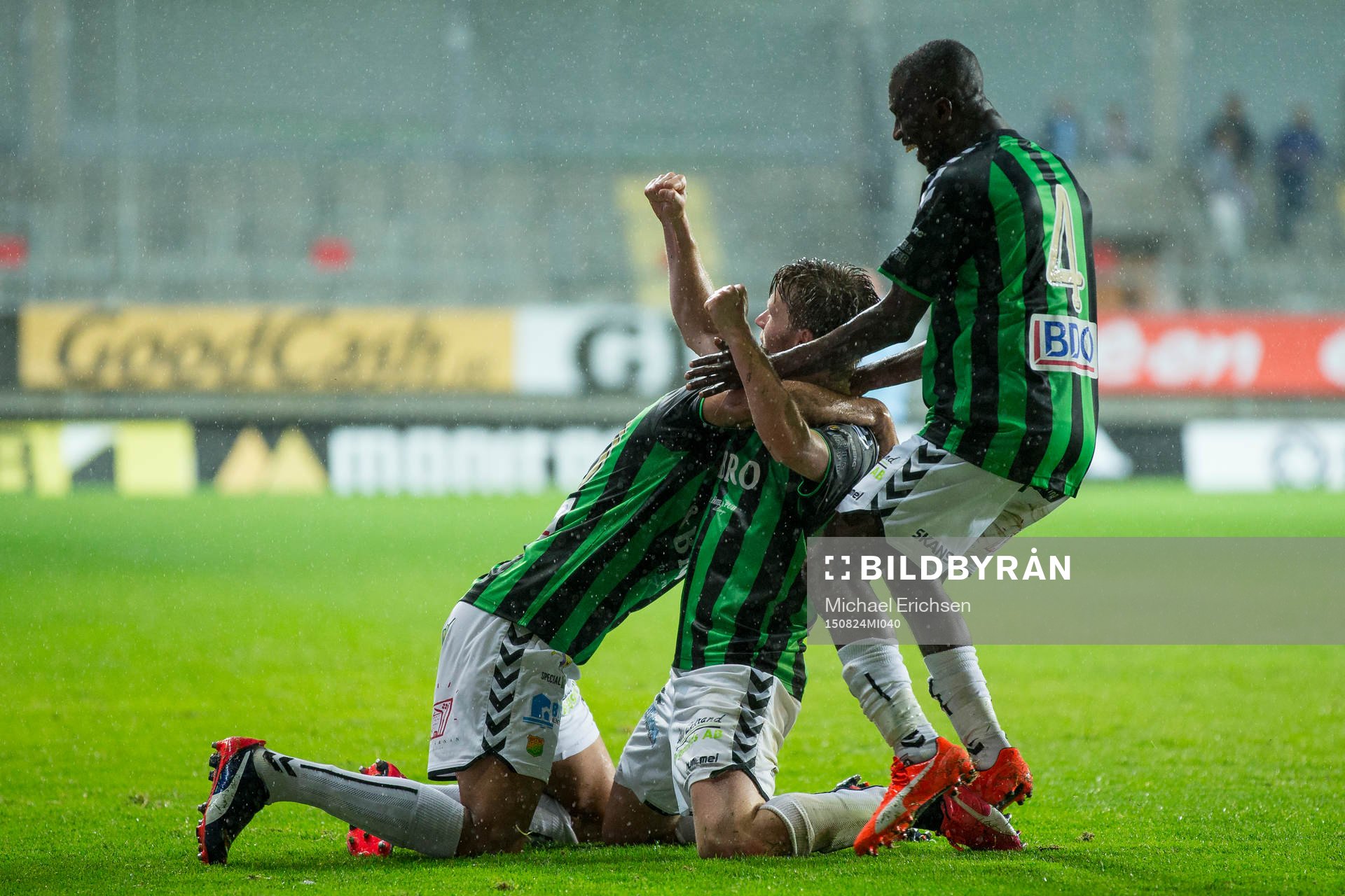 GAIS Johan Lundgren blir omfamnad av Sandeep Mankoo och