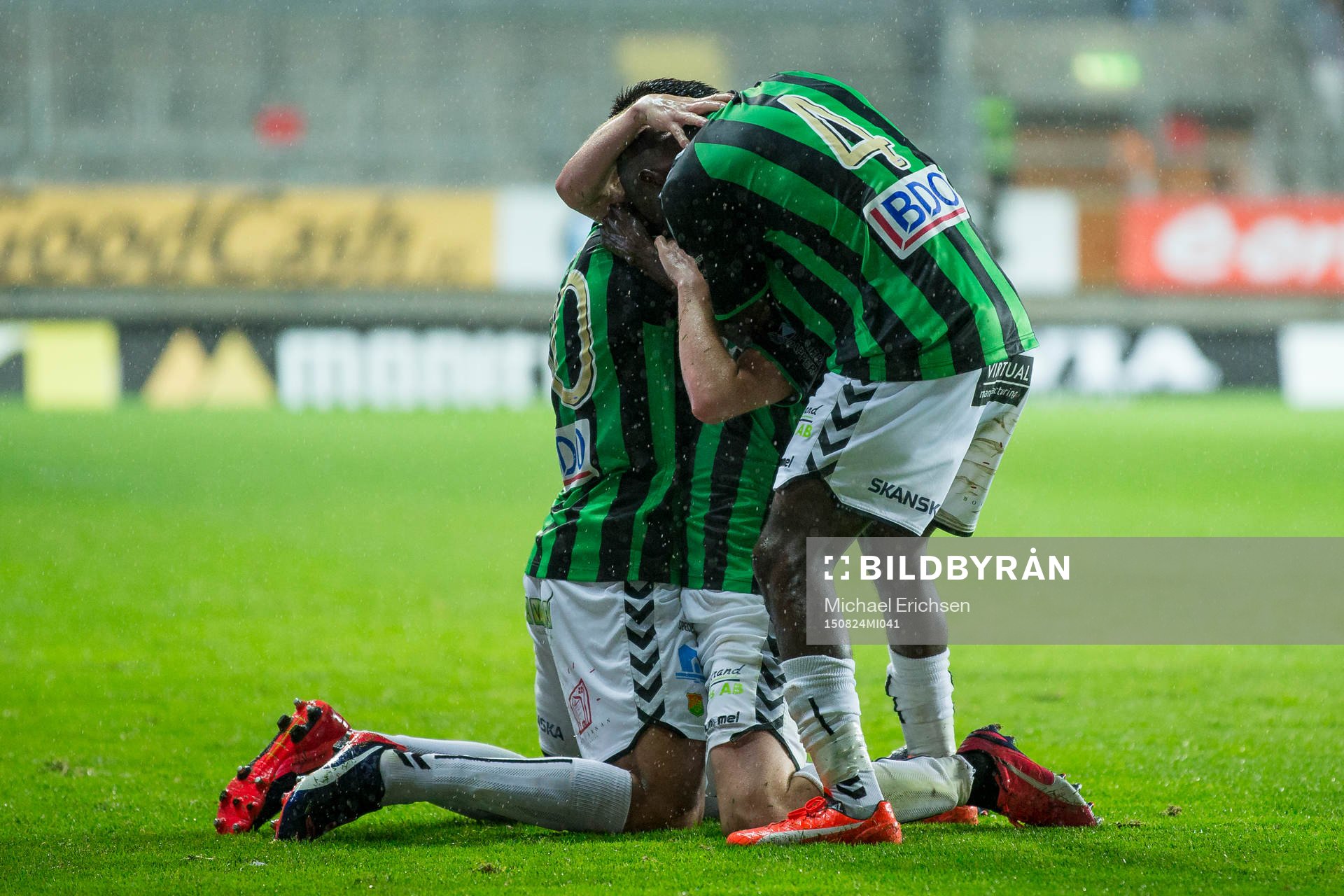 GAIS Johan Lundgren blir omfamnad av Sandeep Mankoo och