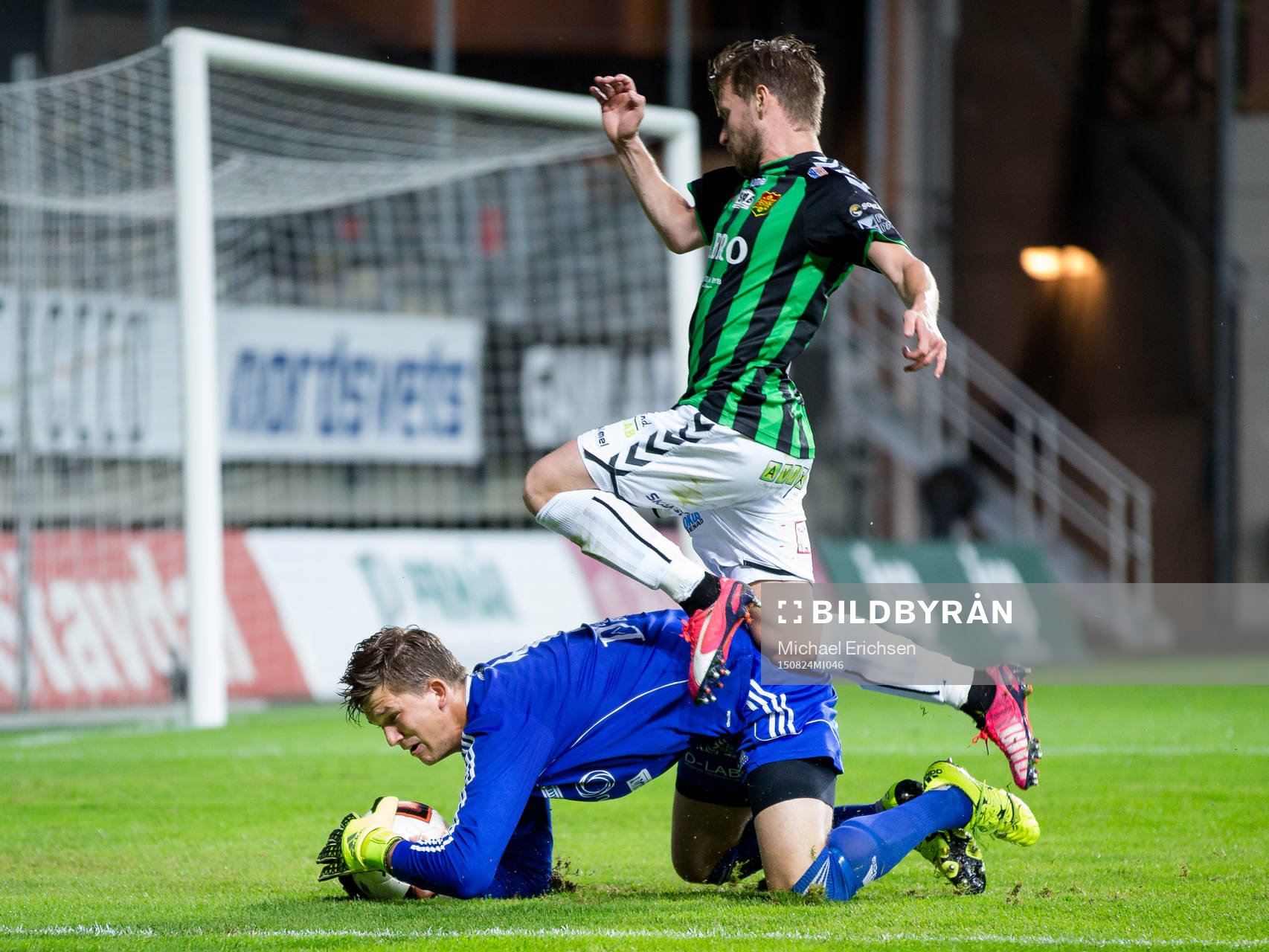 Degerfors målvakt August Strömberg före GAIS Johan