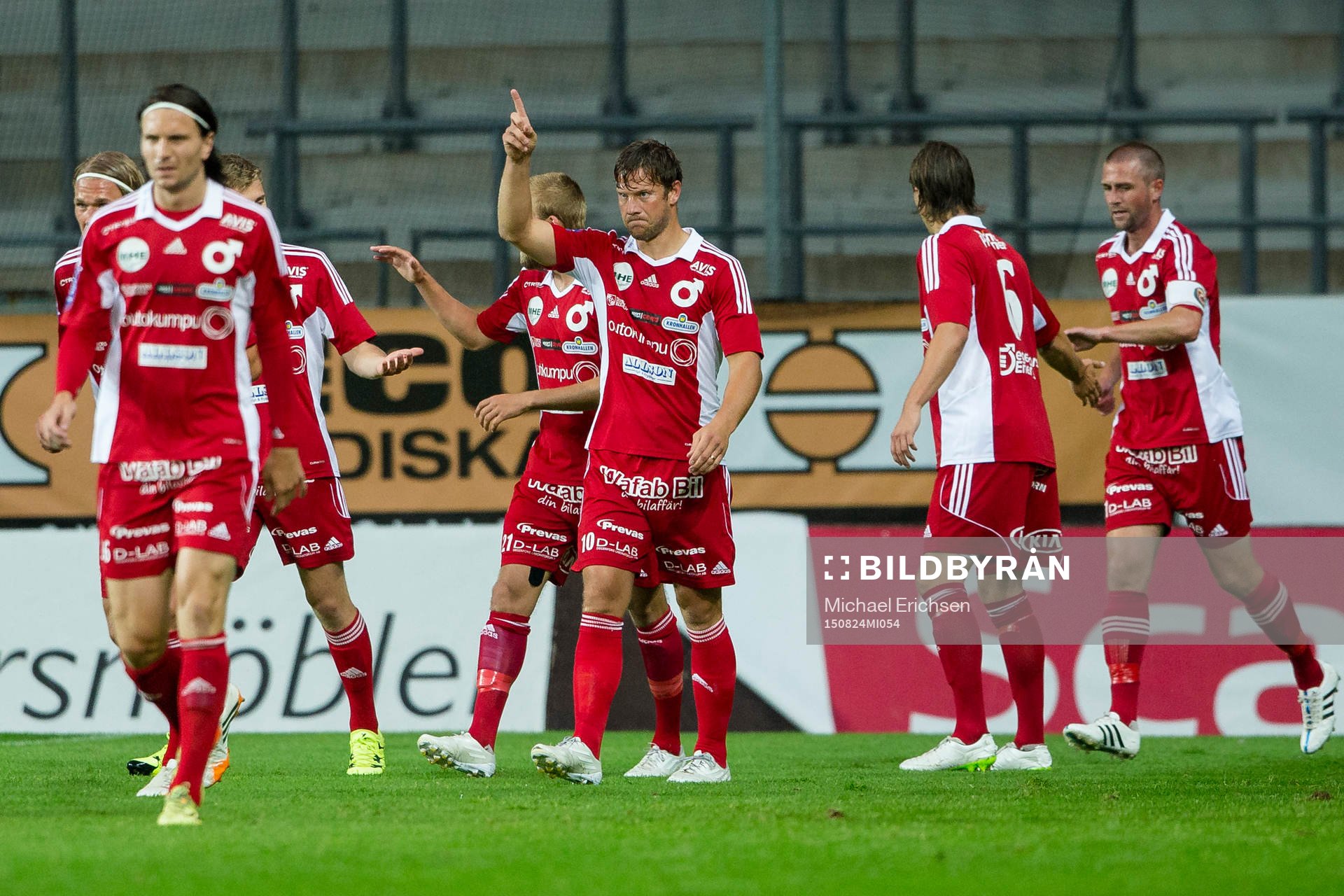 Degerfors Peter Samuelsson jublar med lagkamrater