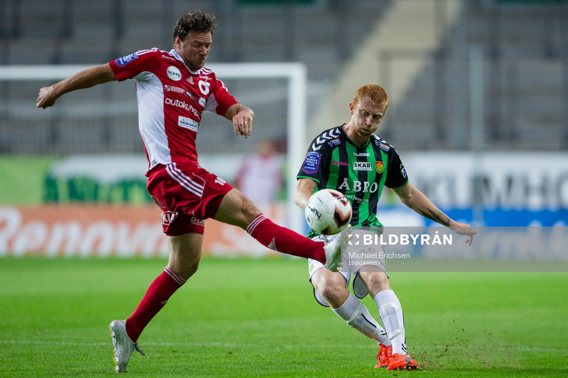 GAIS Calle Svensson lyfter undan bollen före Degerfors