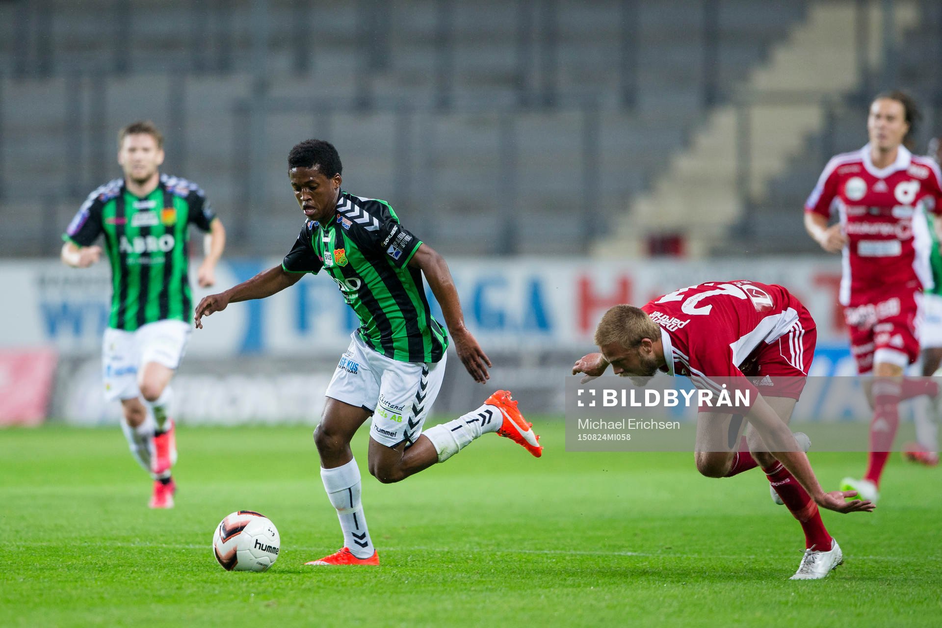 GAIS Luther Singh tar sig förbi Degerfors Daniel Sundgren