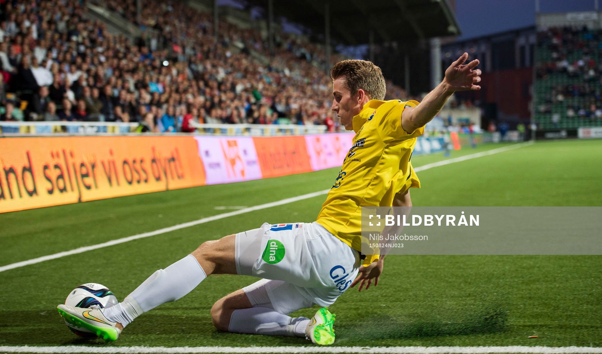 Falkenbergs Adam Eriksson under fotbollsmatchen i Allsvenskan mellan GIF Sundsvall och Falkenberg den 24 augusti 2015 i Sundsvall.