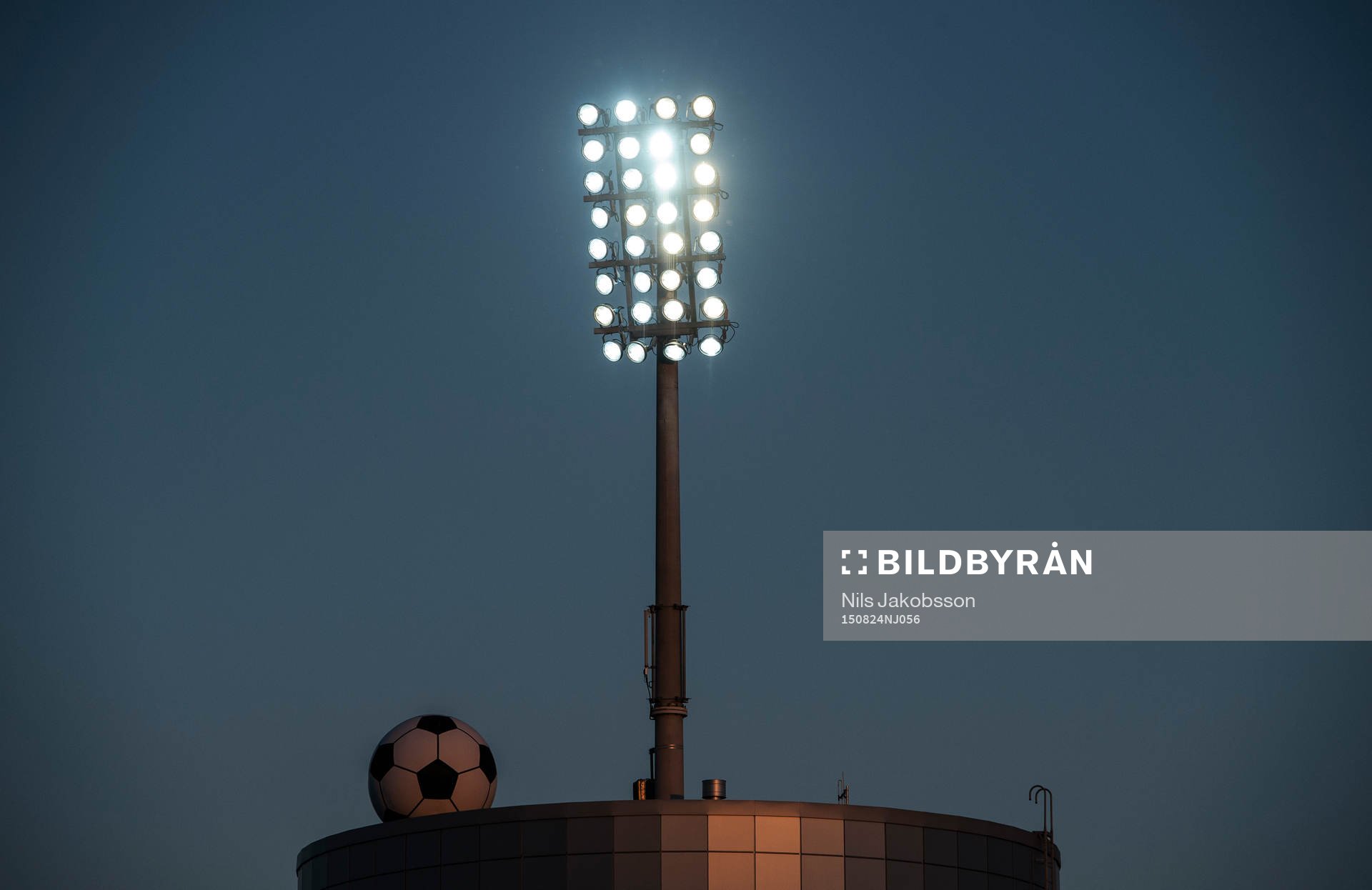 Elbelysning under fotbollsmatchen i Allsvenskan mellan GIF Sundsvall och Falkenberg den 24 augusti 2015 i Sundsvall.