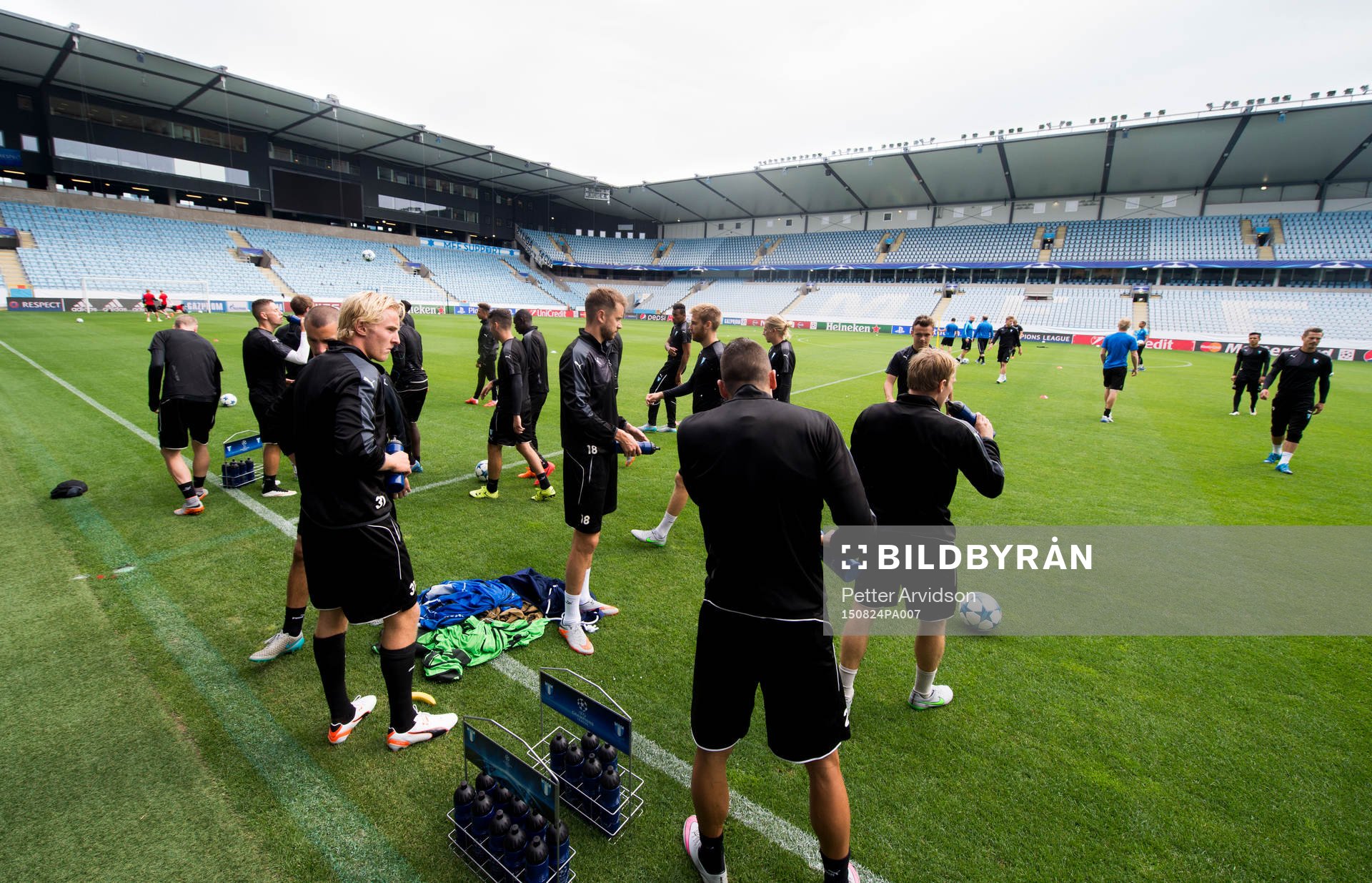 Malmö FFs spelare dricker vatten