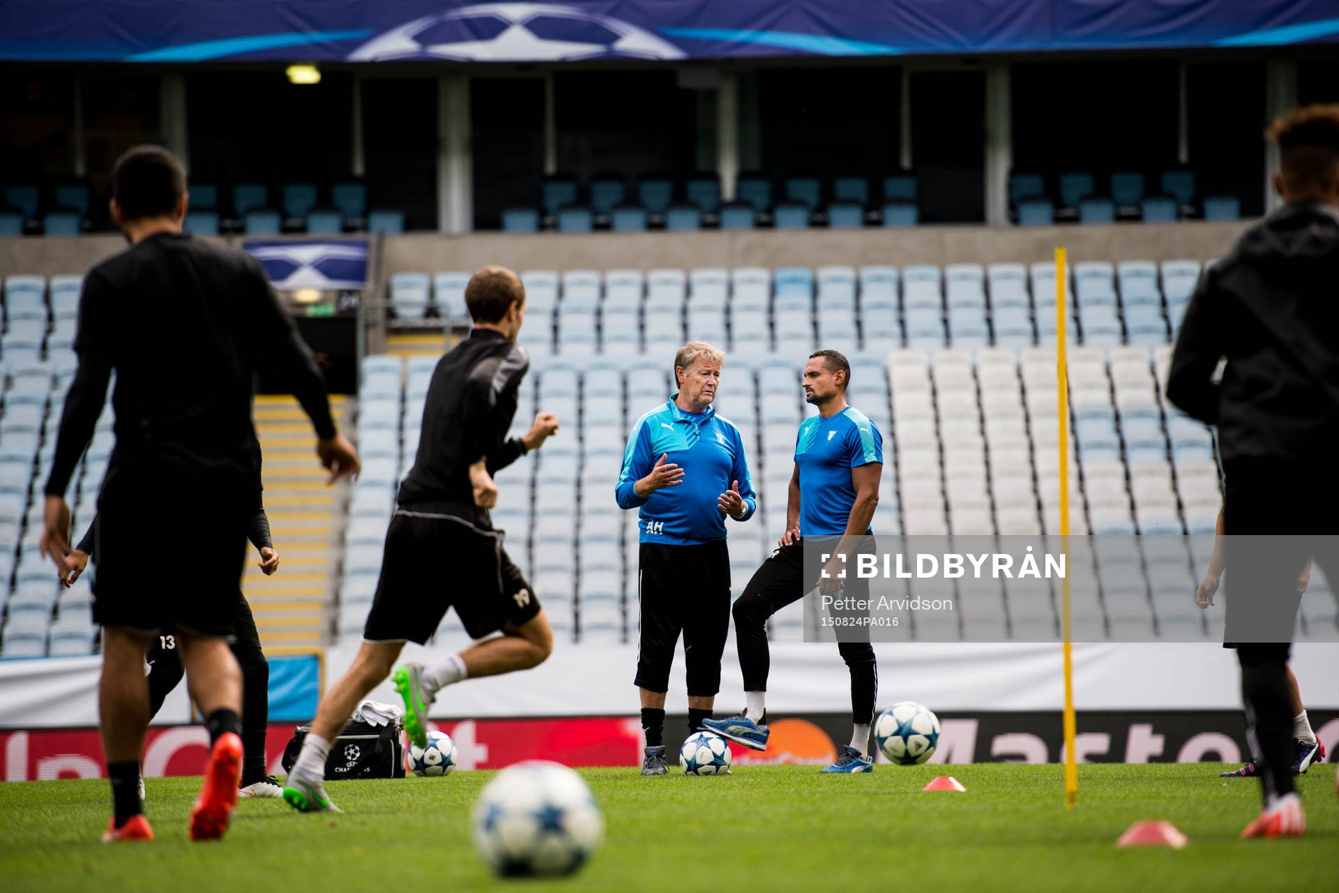Malmö FFs tränare Åge Hareide pratar med naprapat Wilner