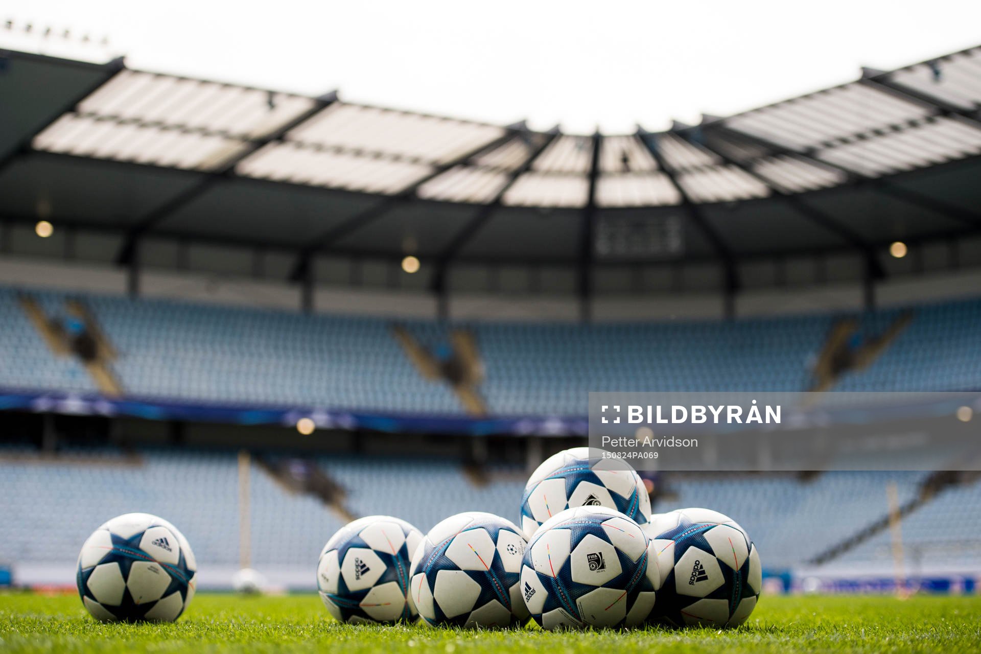 Fotbollar ligger redo inne på Swedbank Stadion