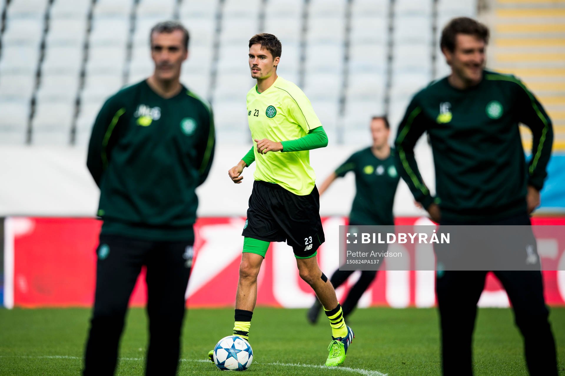 Celtics Mikael Lustig tränar för sig själv under en träning inför kvalet till Champions League den 24 augusti 2015 i Malmö.