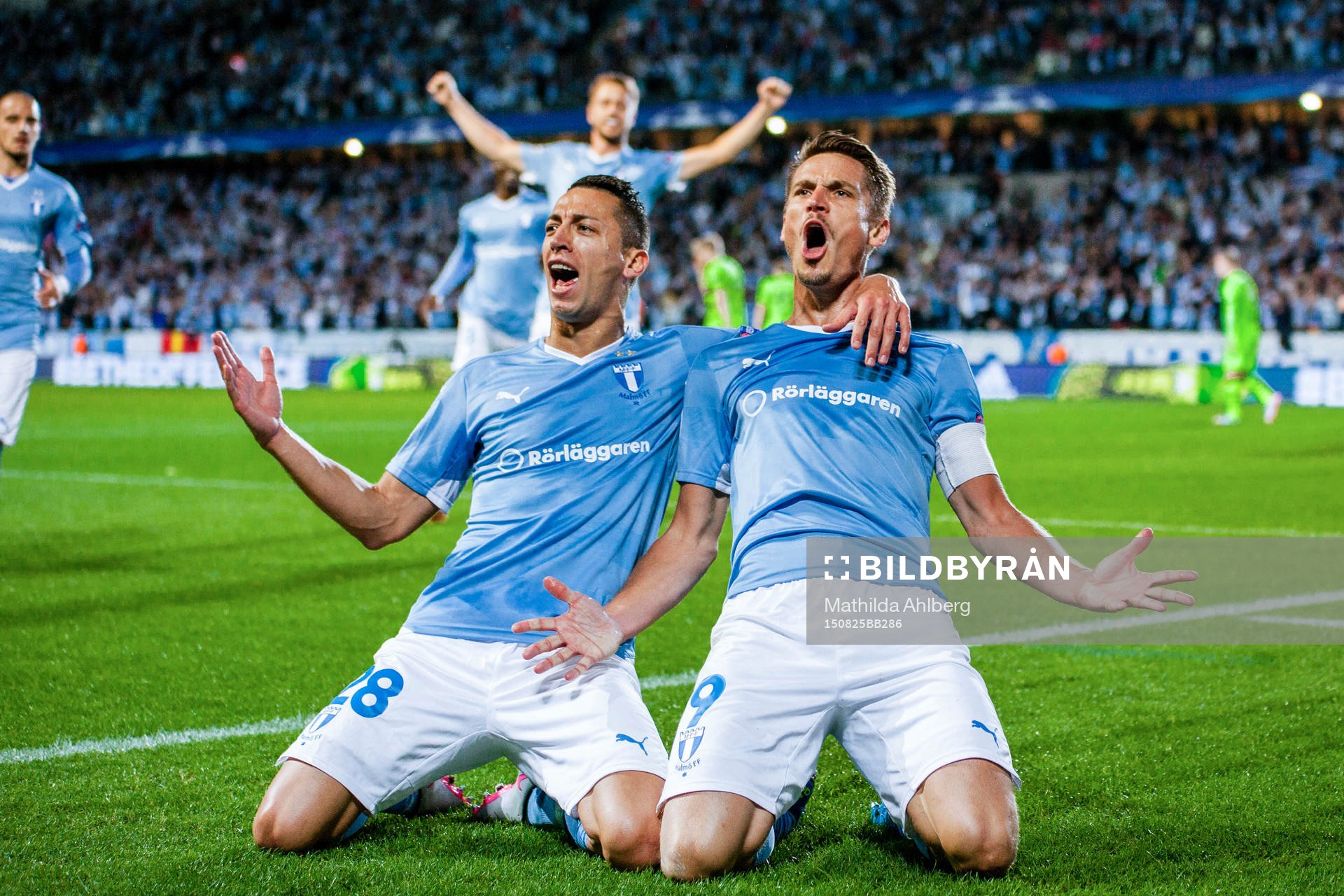 Malmö FFs Markus Rosenberg och Nikola Djurjic jublar över Rosenbergs mål under fotbollsmatchen mellan Malmö FF och Celtic i kvalet till Champions League den 25 augusti 2015 i Malmö.