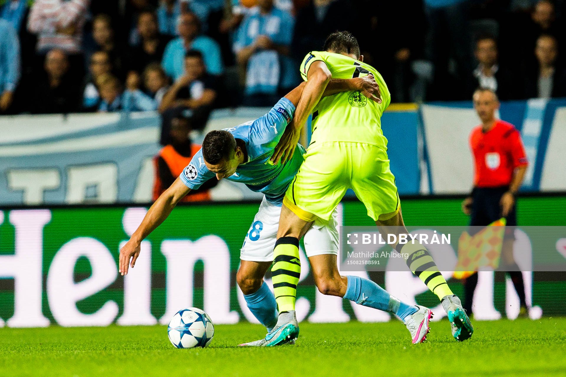 Malmö FFs Nikola Djurjic och Celtics Nir Biton i närkamp under fotbollsmatchen mellan Malmö FF och Celtic i kvalet till Champions League den 25 augusti 2015 i Malmö.