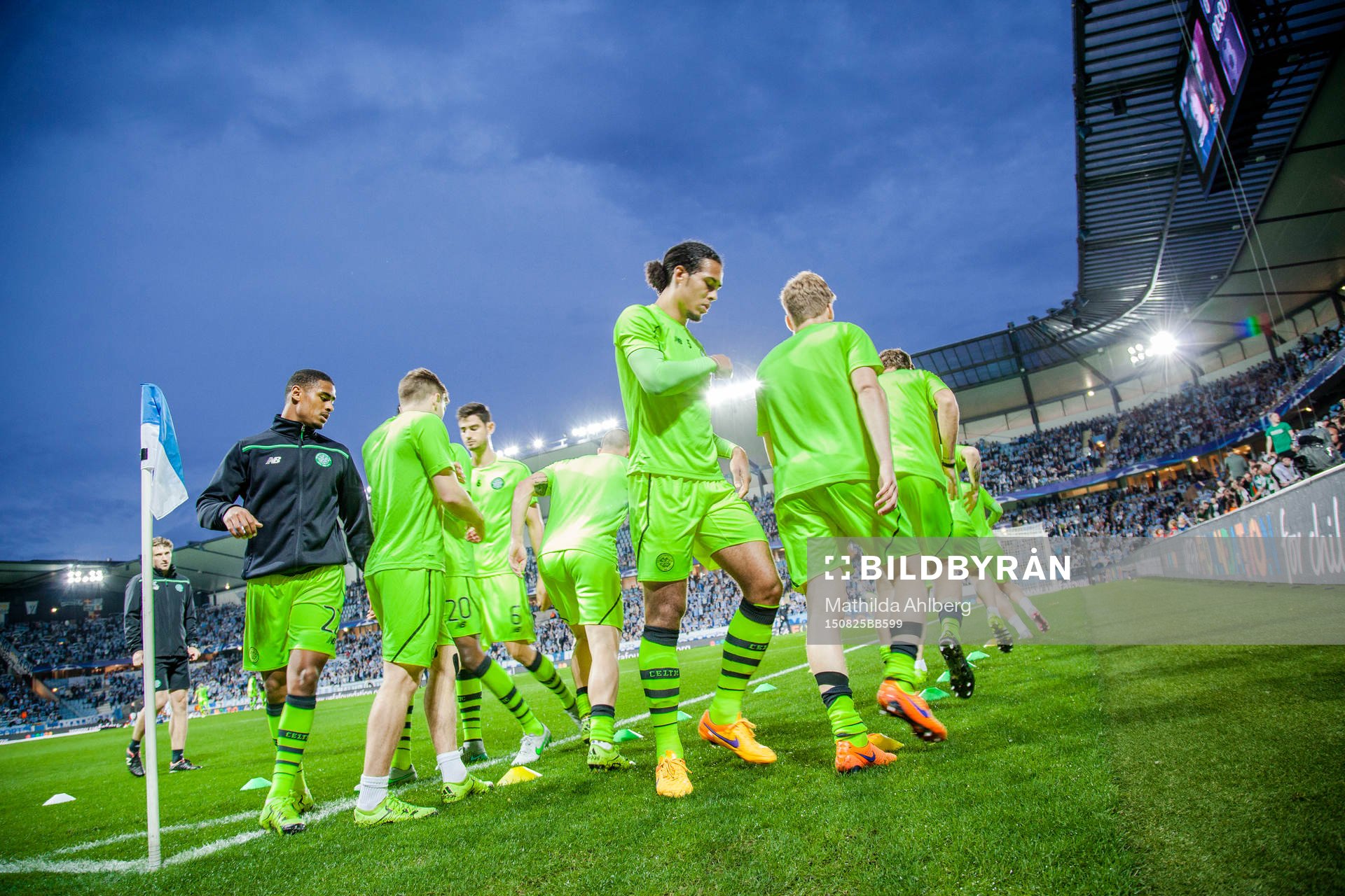 Celtics spelare värmer upp inför under fotbollsmatchen mellan Malmö FF och Celtic i kvalet till Champions League den 25 augusti 2015 i Malmö.