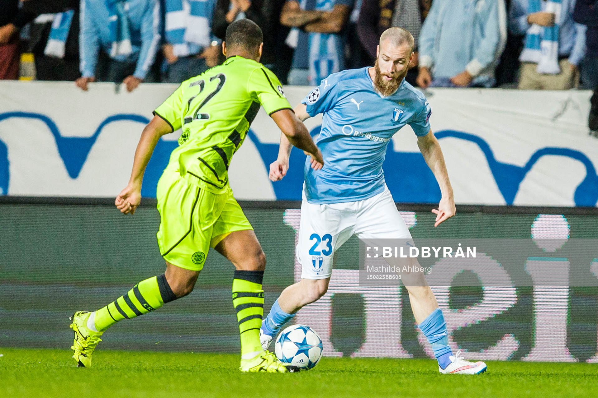 Celtics Saidy Janko och Malmö FFs Jo Inge Berget i duell