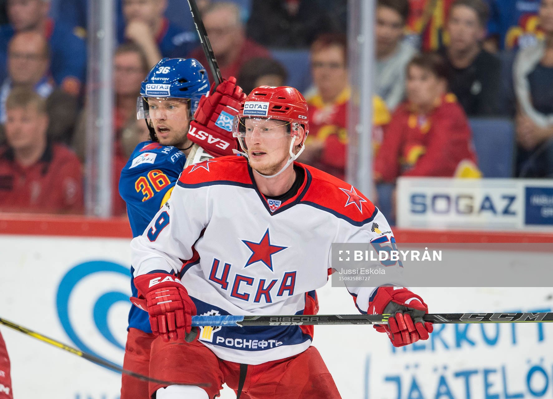 Moskvas Simon Hjalmarsson och Jokerits Philip Larsen