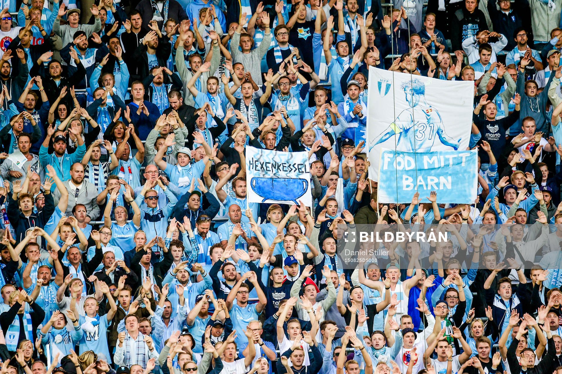 Malmö FFs klack värmer upp före fotbollsmatchen mellan