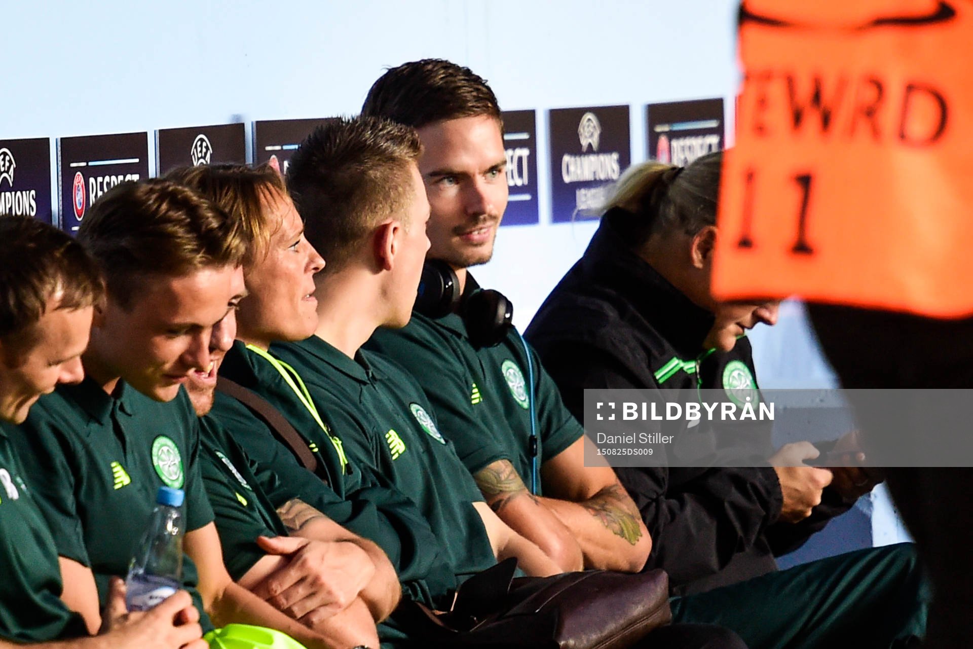 Celtics Mikael Lustig på bänken före fotbollsmatchen mellan Malmö FF och Celtic i kvalet till Champions League den 25 augusti 2015 i Malmö.
