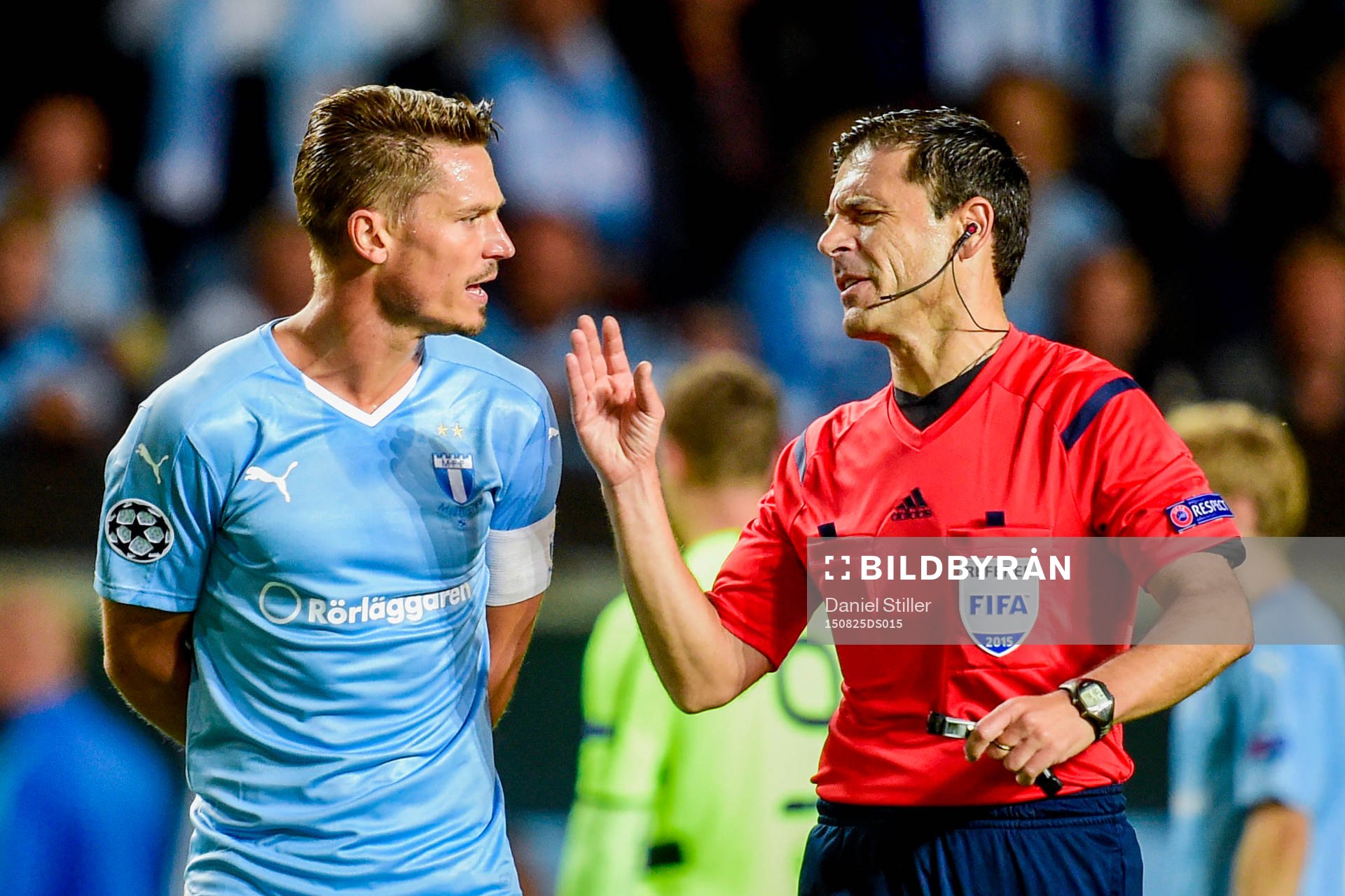 Malmö FFs Markus Rosenberg i samtal med domaren Milorad