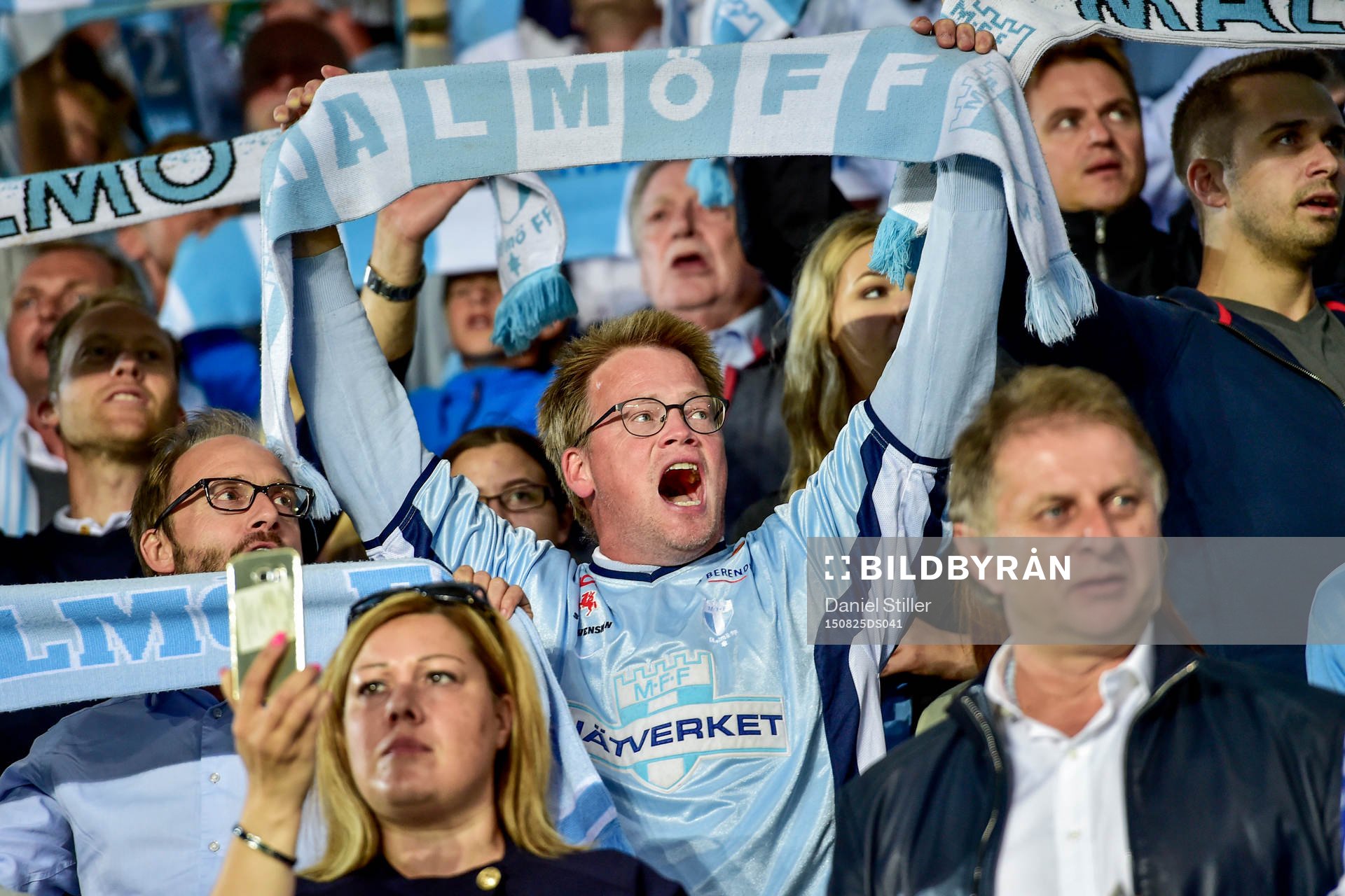 en Malmö FFs supporter före fotbollsmatchen mellan Malmö