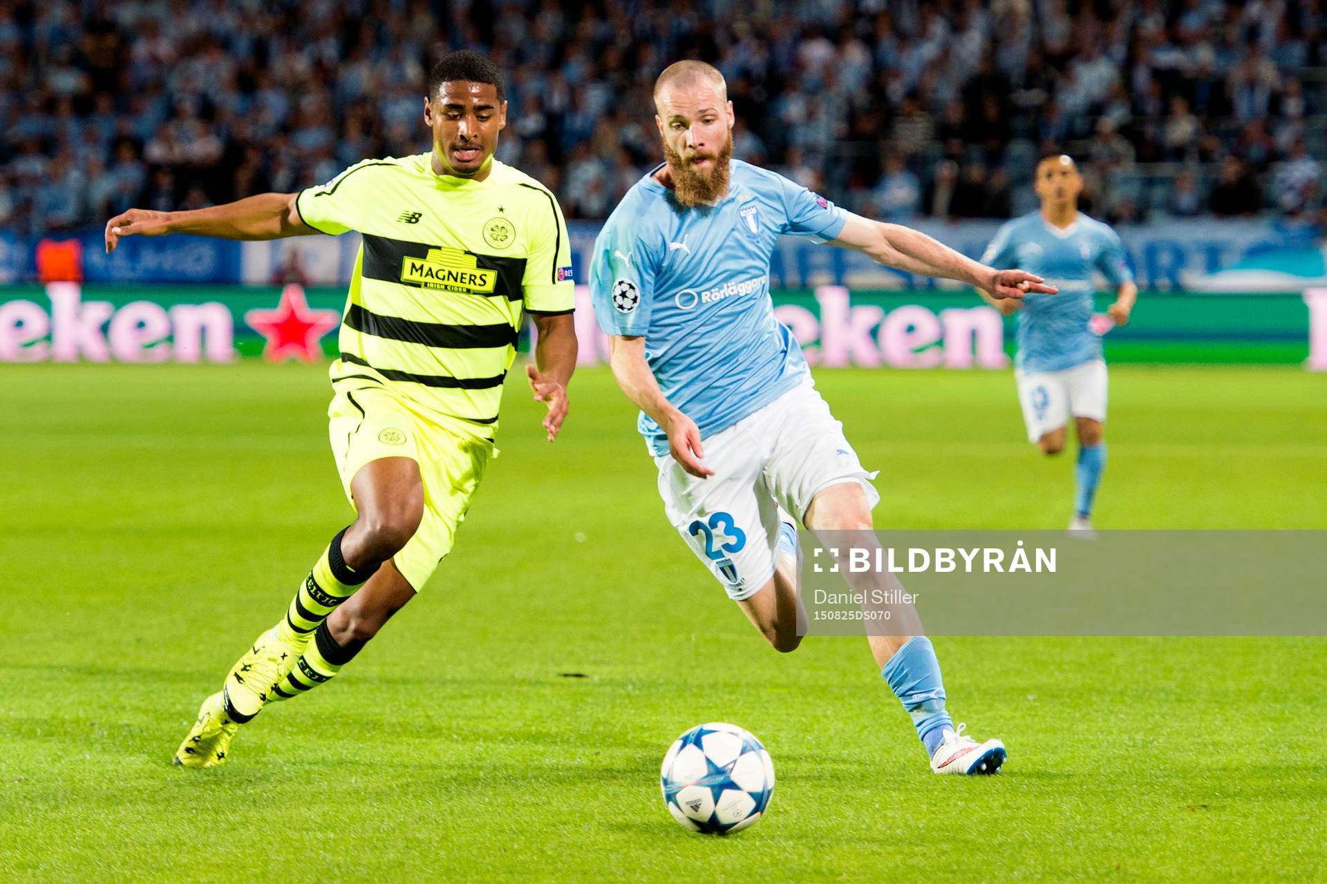 Malmö FFs Jo Inge Berget i kamp Celtics Saidy Janko  med