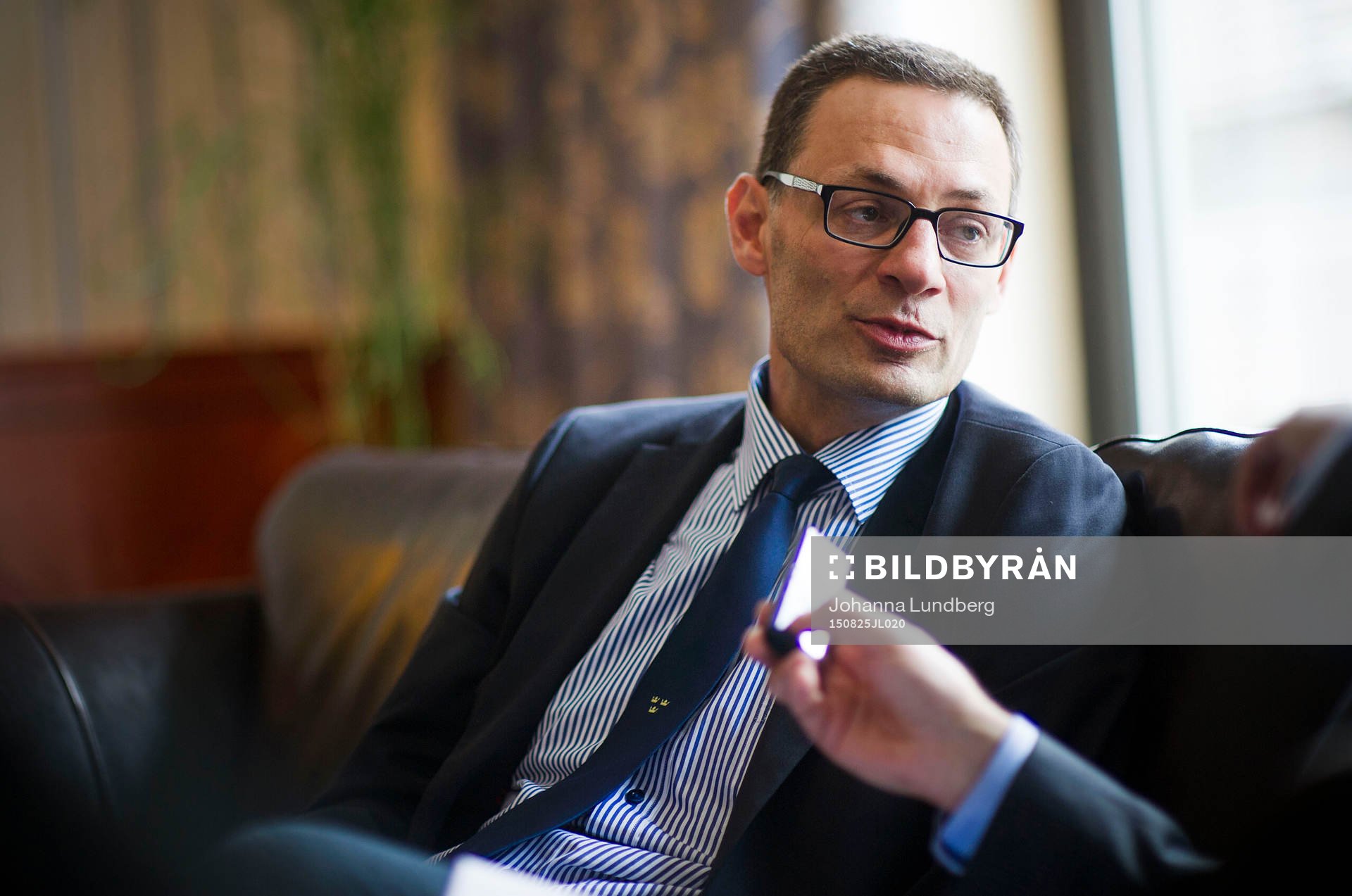 Peter Popovic, assisterande tränare, pratar med media