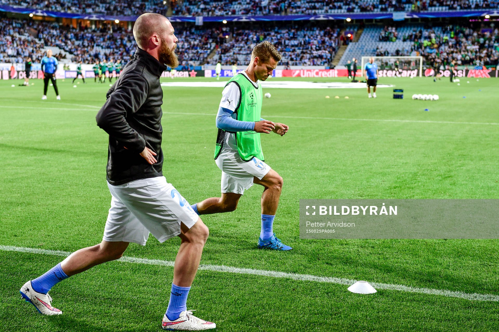 Malmö FFs Jo Inge Berget och Markus Rosenberg värmer upp