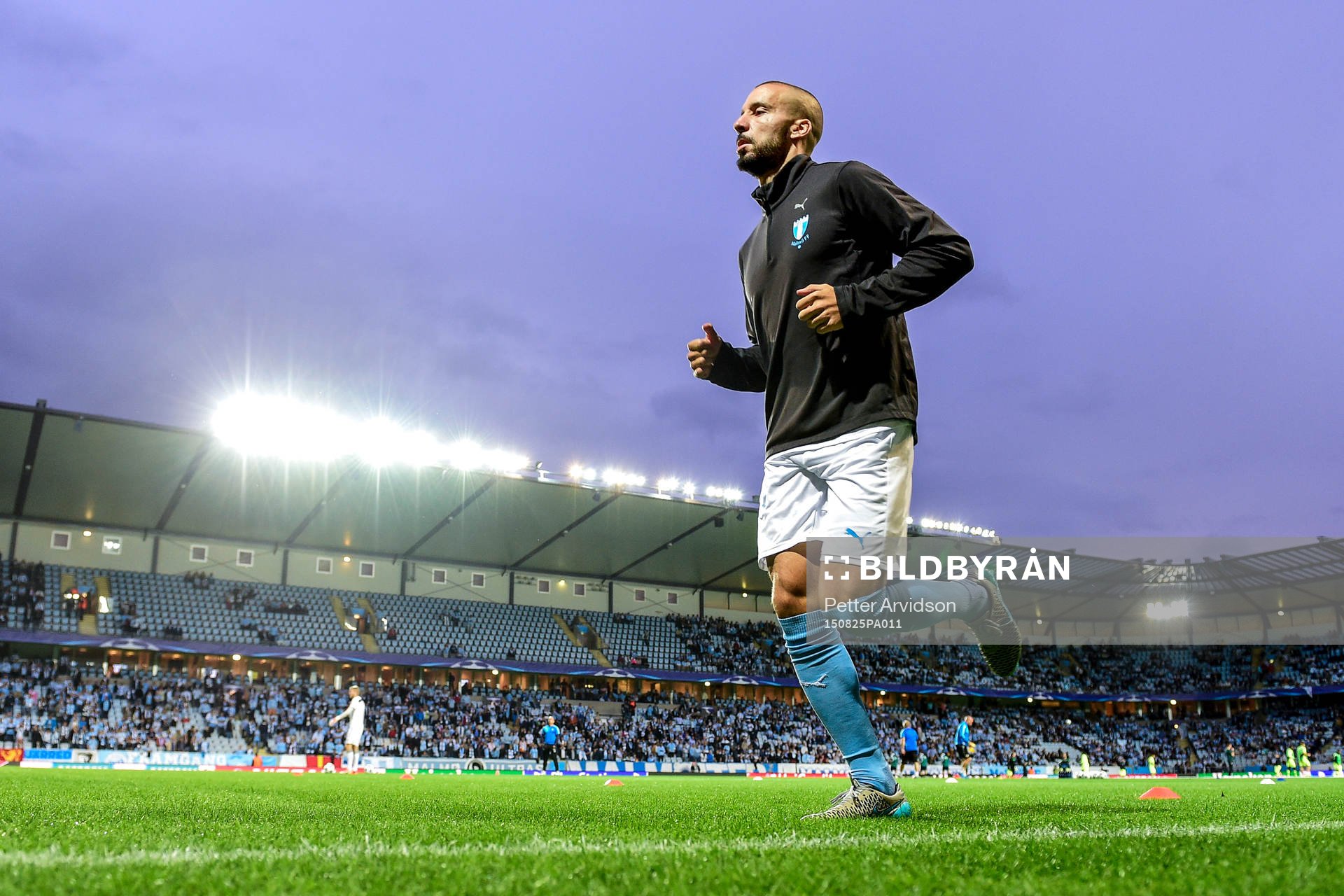 Malmö FFs Guillermo Molins värmer upp före
