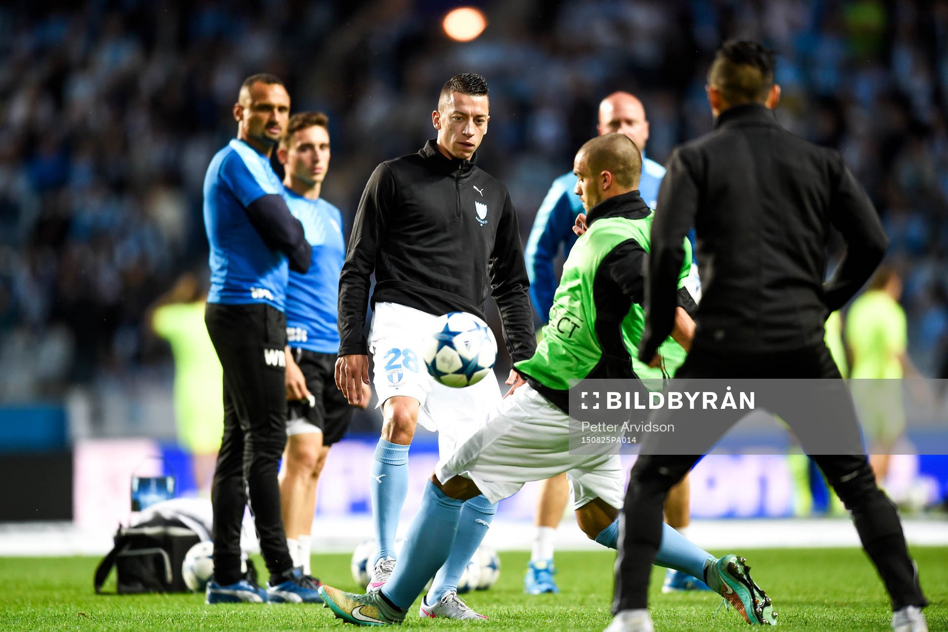 Malmö FFs spelare värmer upp före fotbollsmatchen mellan