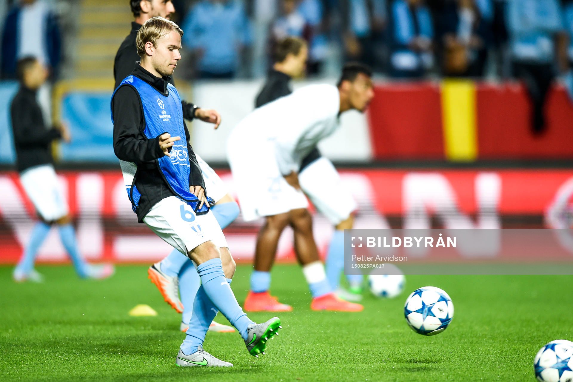 Malmö FFs Oscar Lewicki värmer upp före fotbollsmatchen