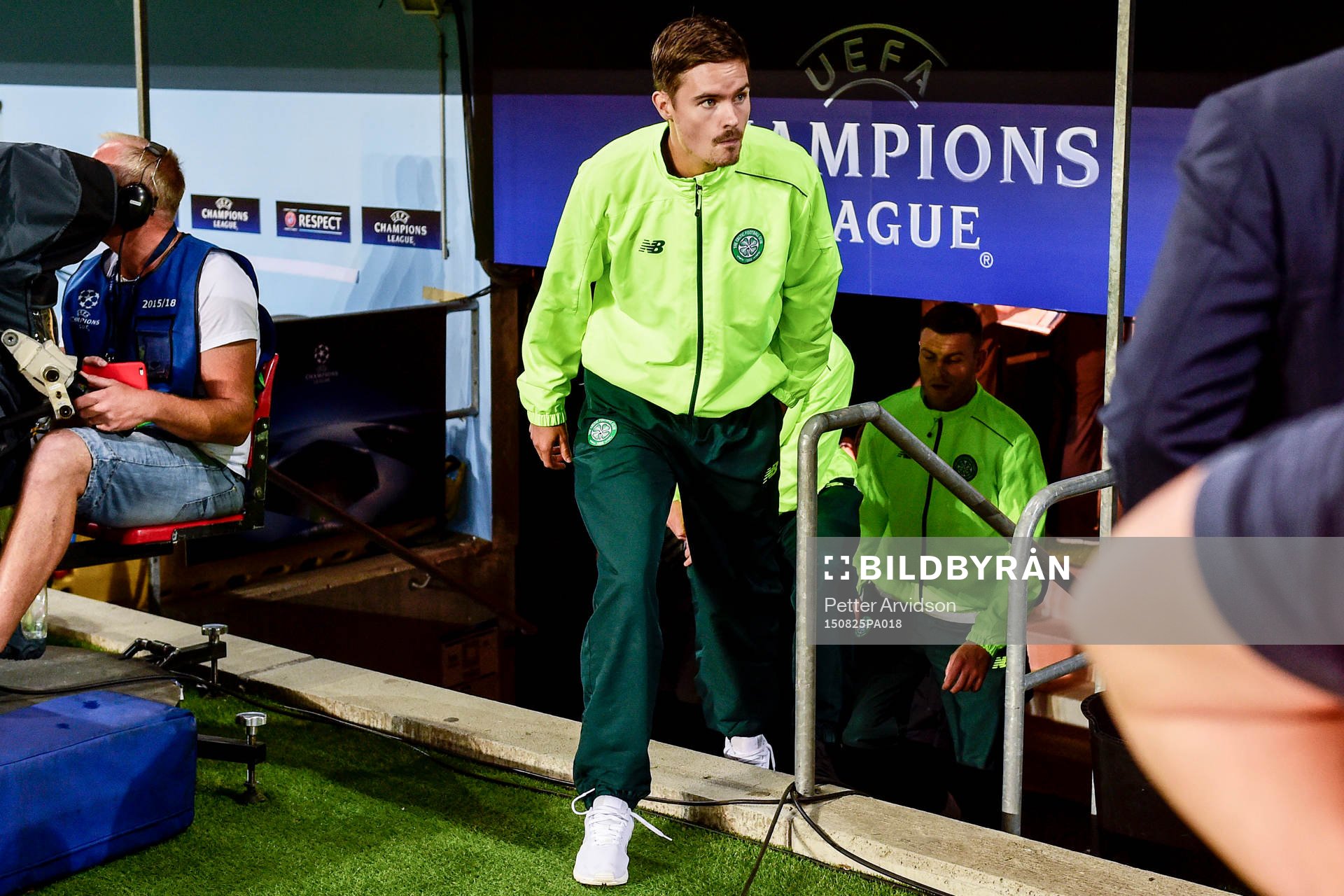 Celtics Mikael Lustig på väg mot läktaren före fotbollsmatchen mellan Malmö FF och Celtic i kvalet till Champions League den 25 augusti 2015 i Malmö.