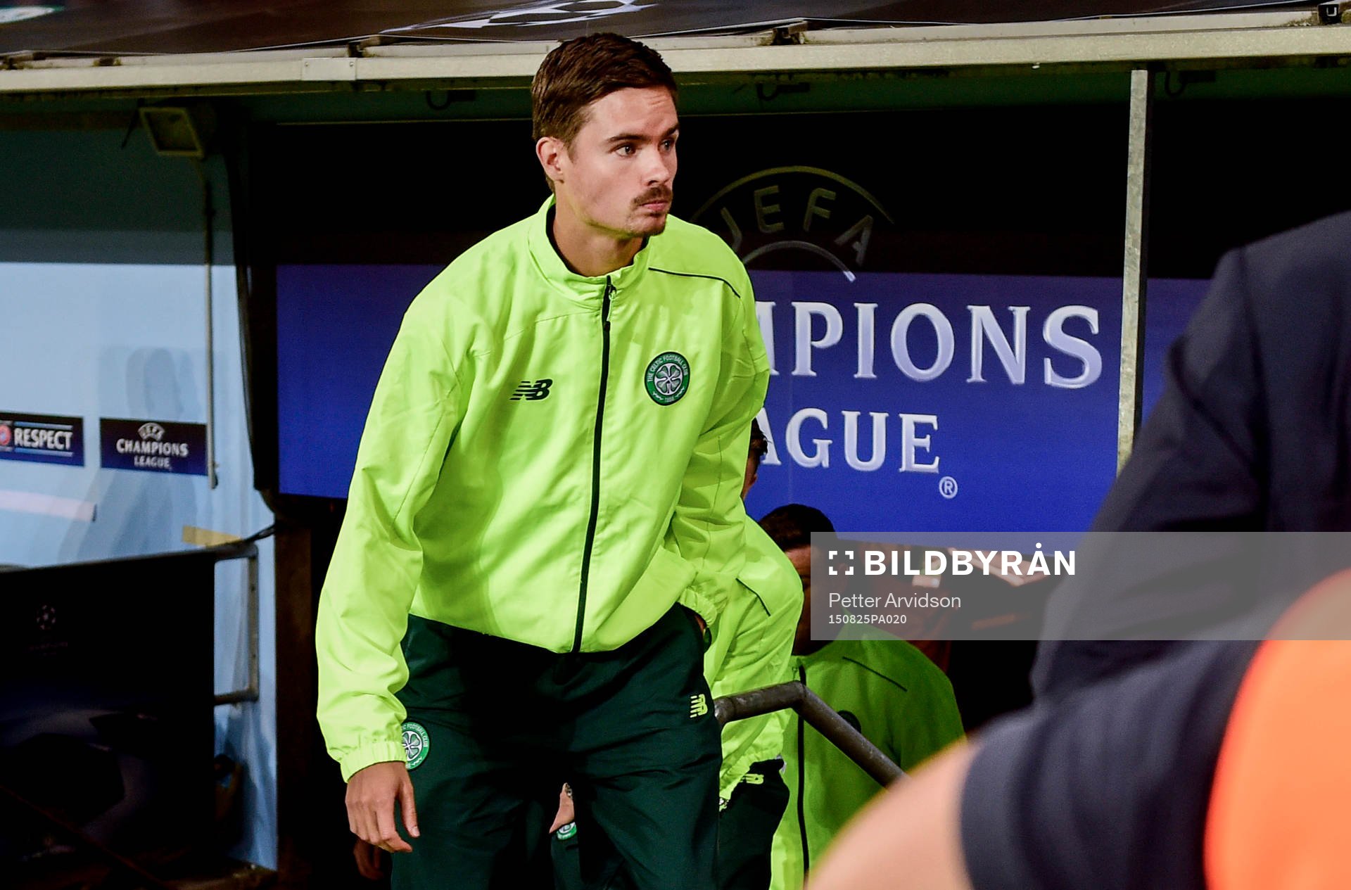Celtics Mikael Lustig på väg mot läktaren före fotbollsmatchen mellan Malmö FF och Celtic i kvalet till Champions League den 25 augusti 2015 i Malmö.