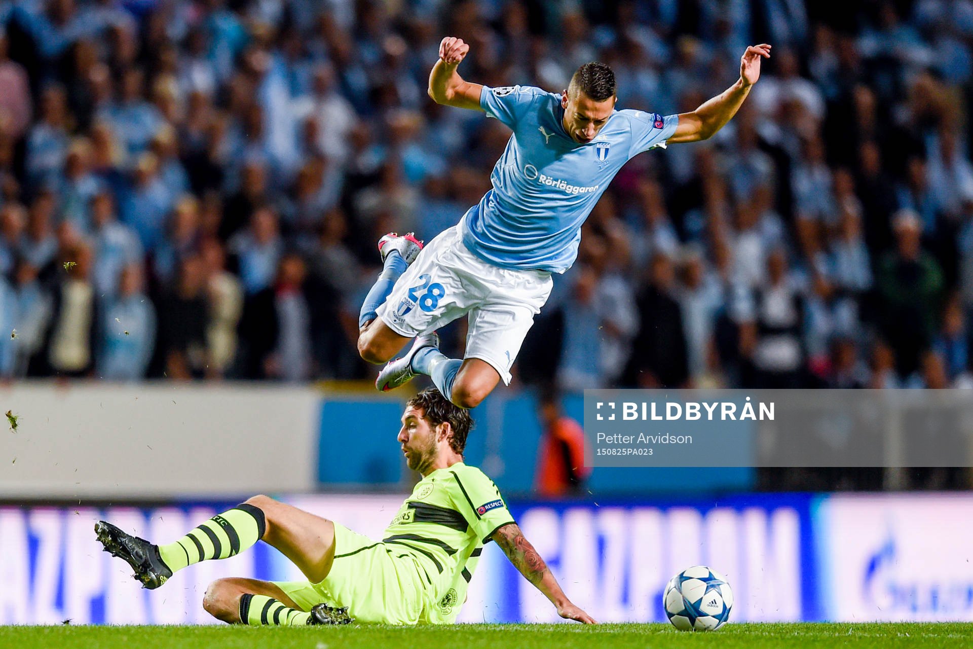 Celtics Charlie Mulgrew kapar Malmö FFs Nikola Djurjic