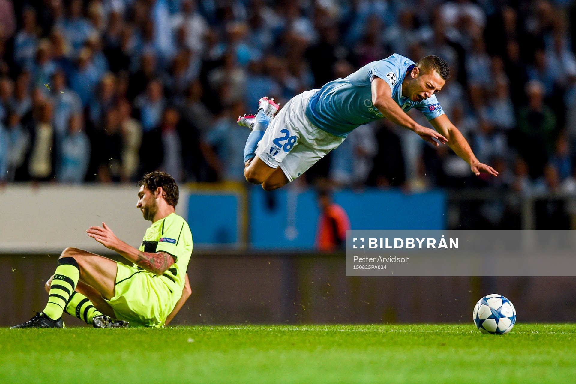 Celtics Charlie Mulgrew kapar Malmö FFs Nikola Djurjic
